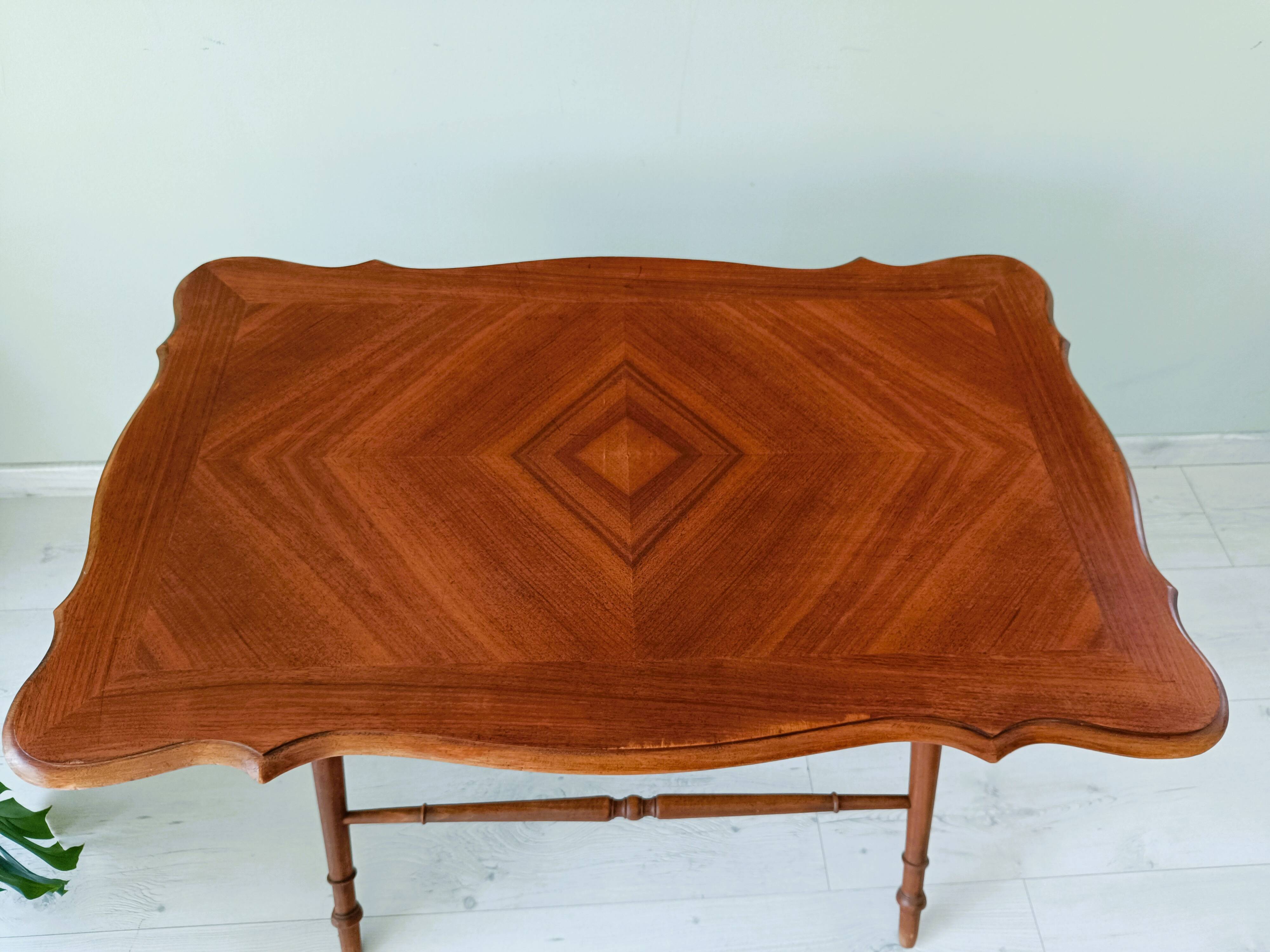 Table pliante vintage aux pieds tournés