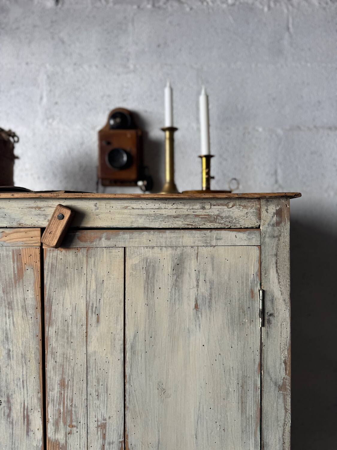 The patinated sideboard