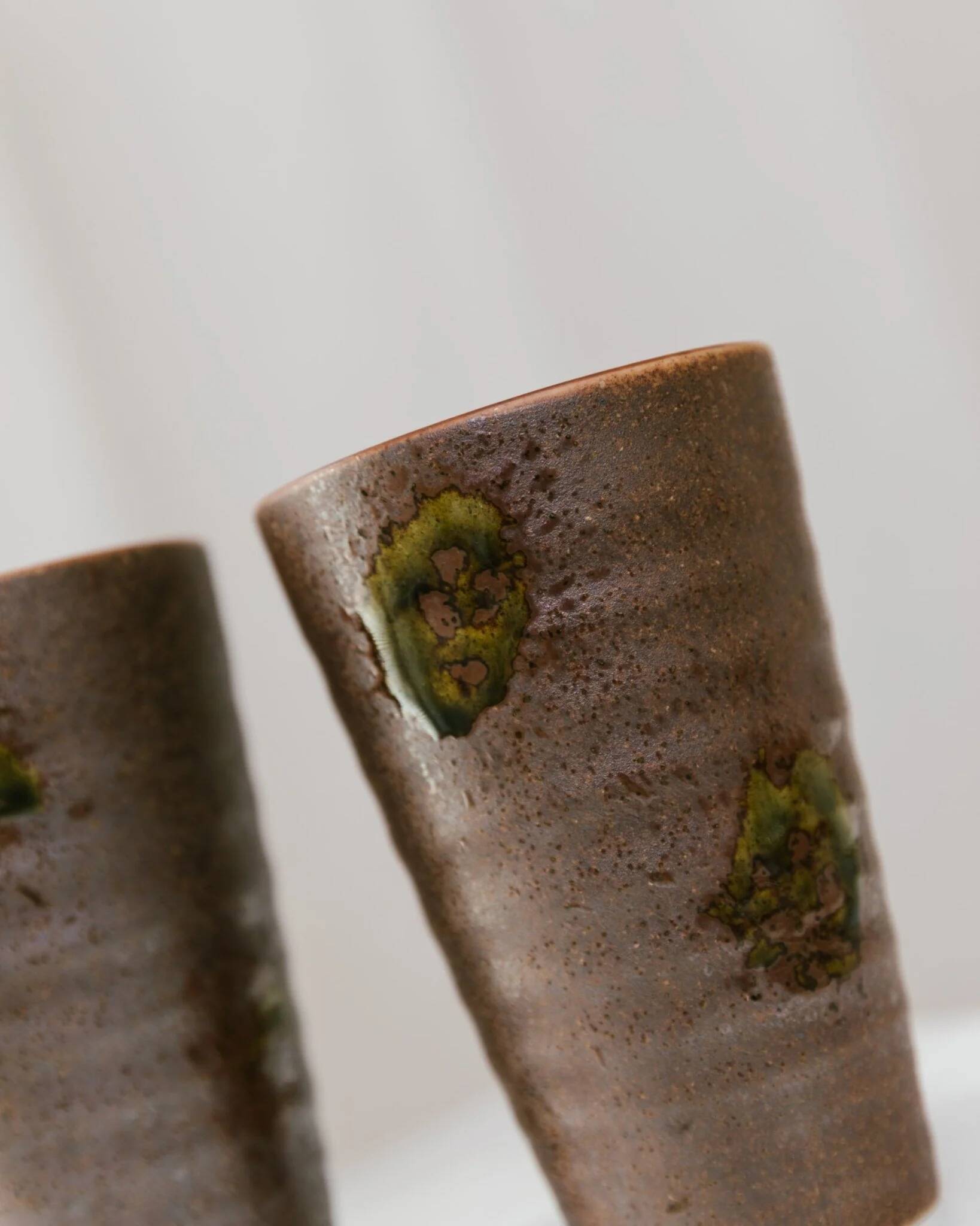 Set of 2 Vintage Stoneware Ceramic Mugs in Brown with Moss-Green Glaze by Matthias Jäckel Studio, Keramikhof Naunhof