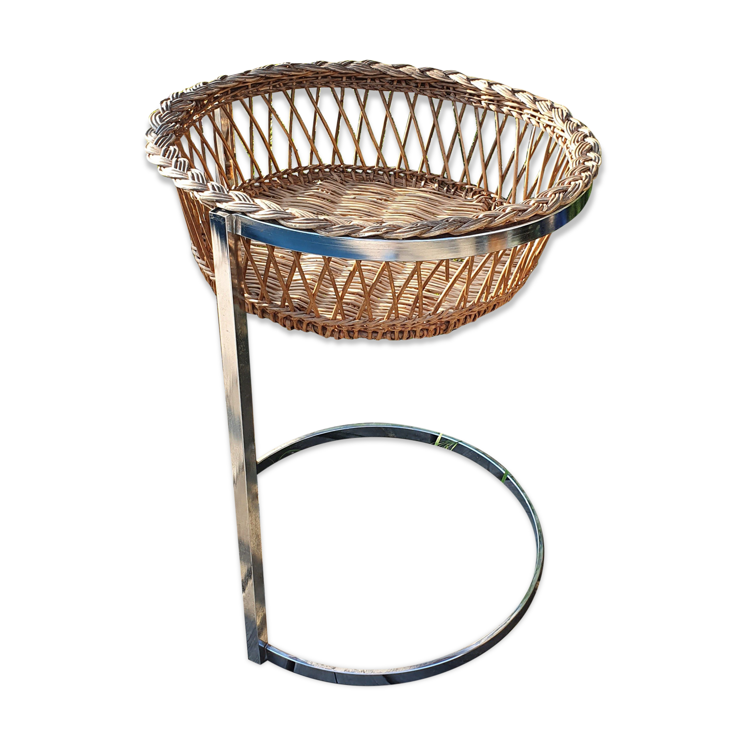 Rattan basket on foot