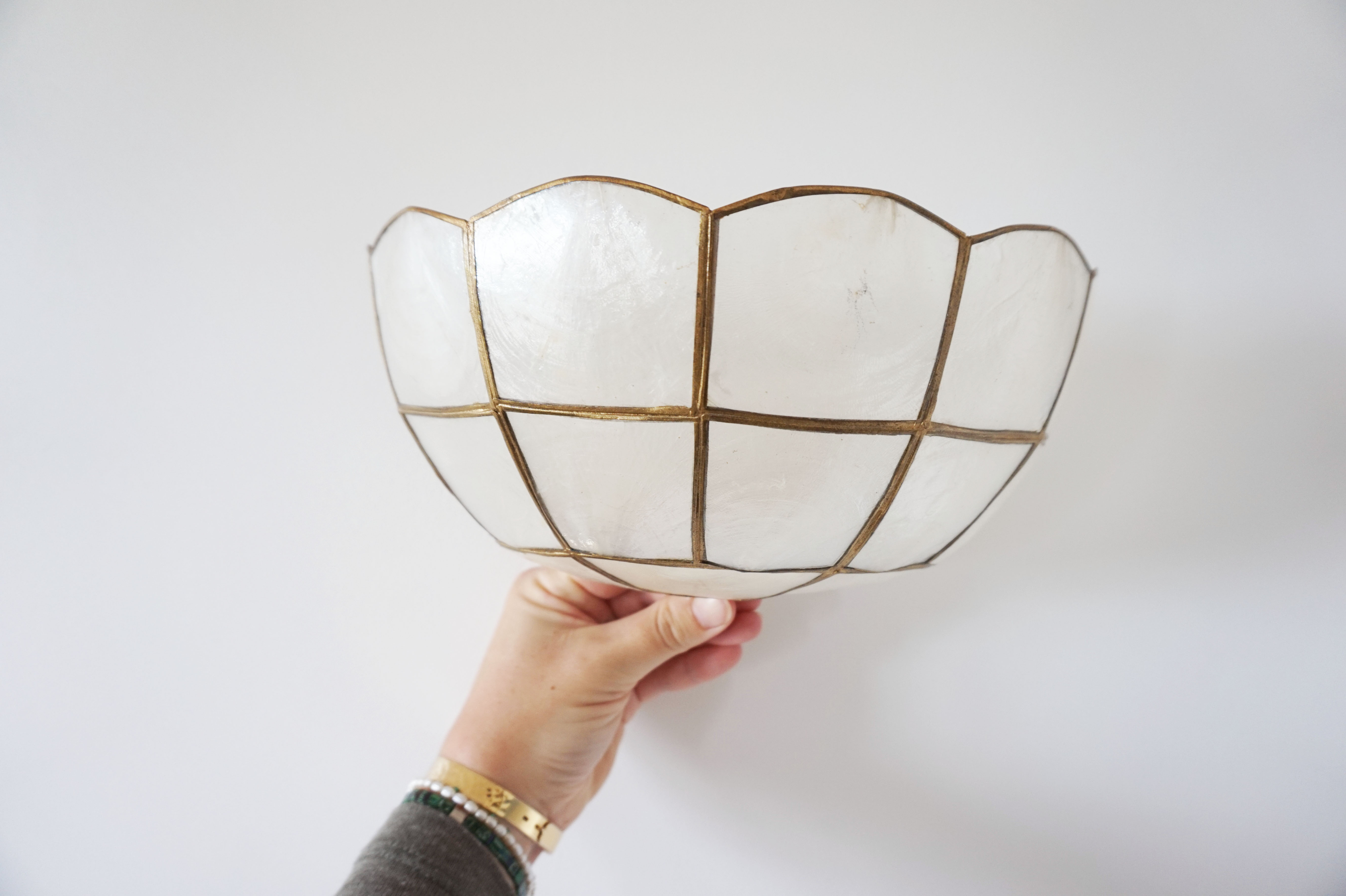 Mother-of-pearl shell shape wall lamp