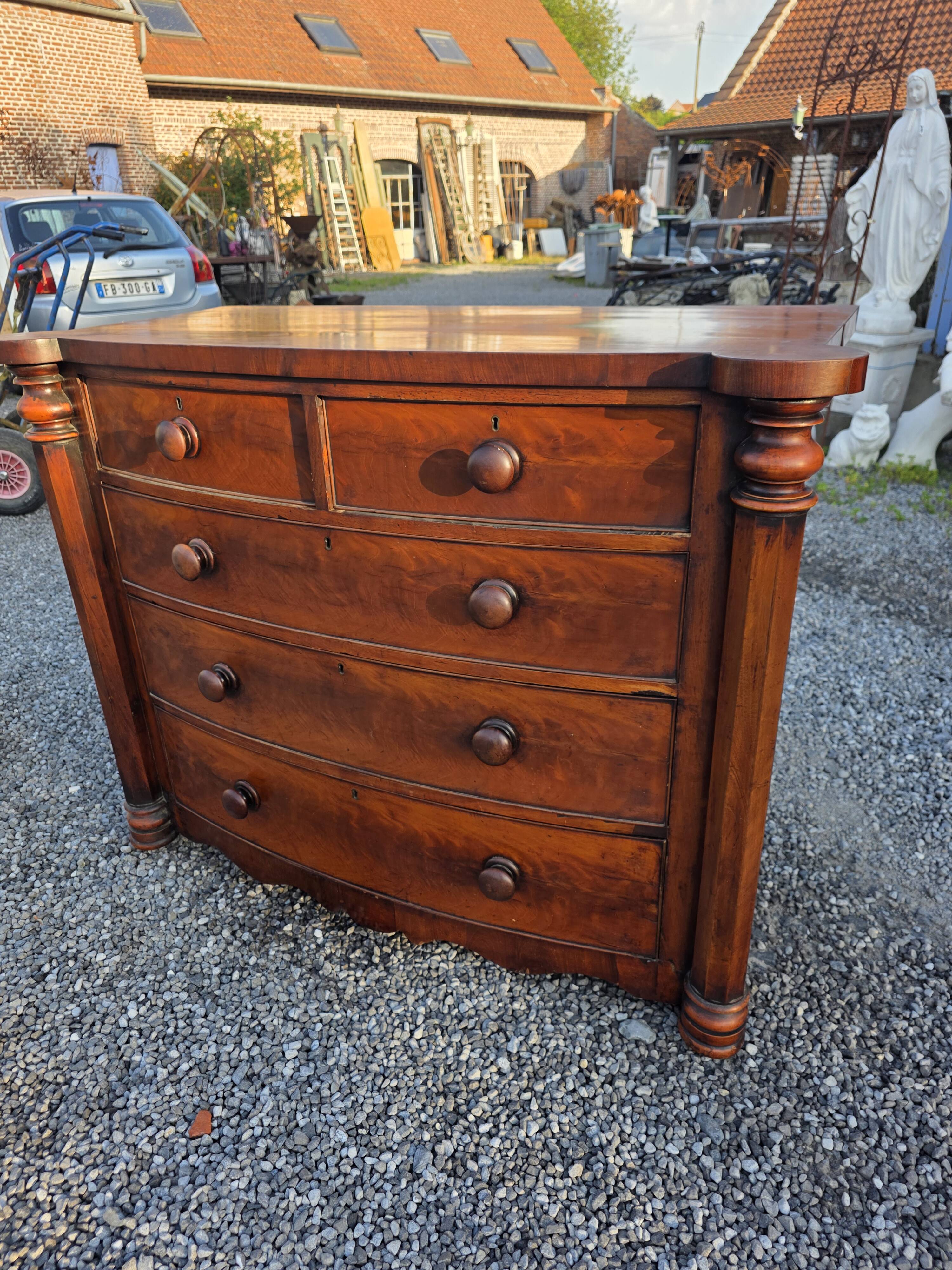 Commode galbée ancienne en acajou de style anglais