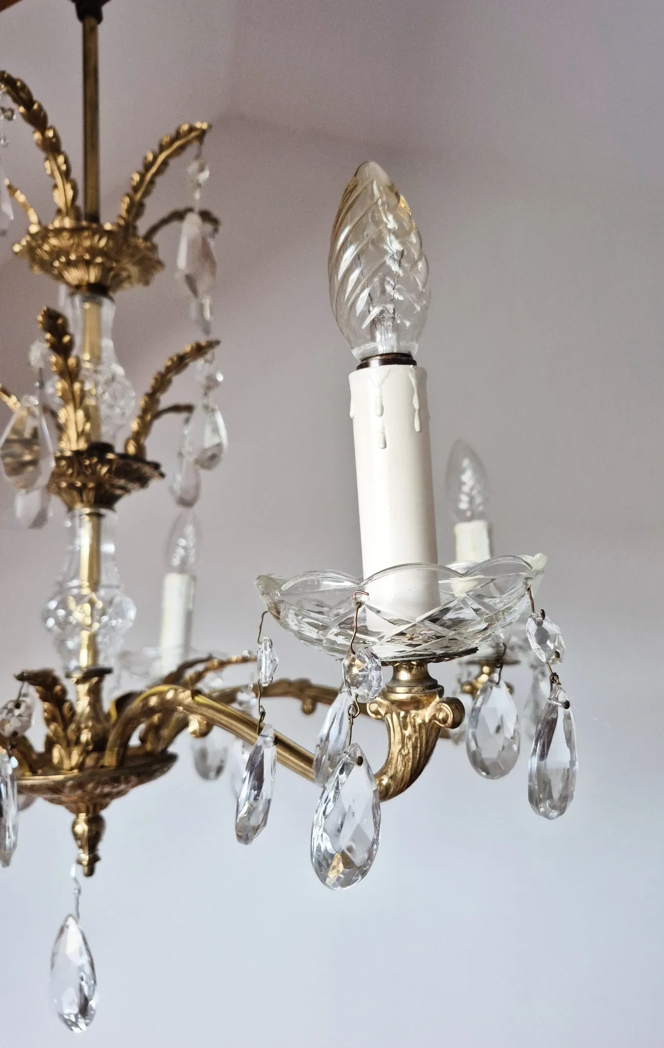 Antique chandelier with pendants, in bronze and glass pendants.