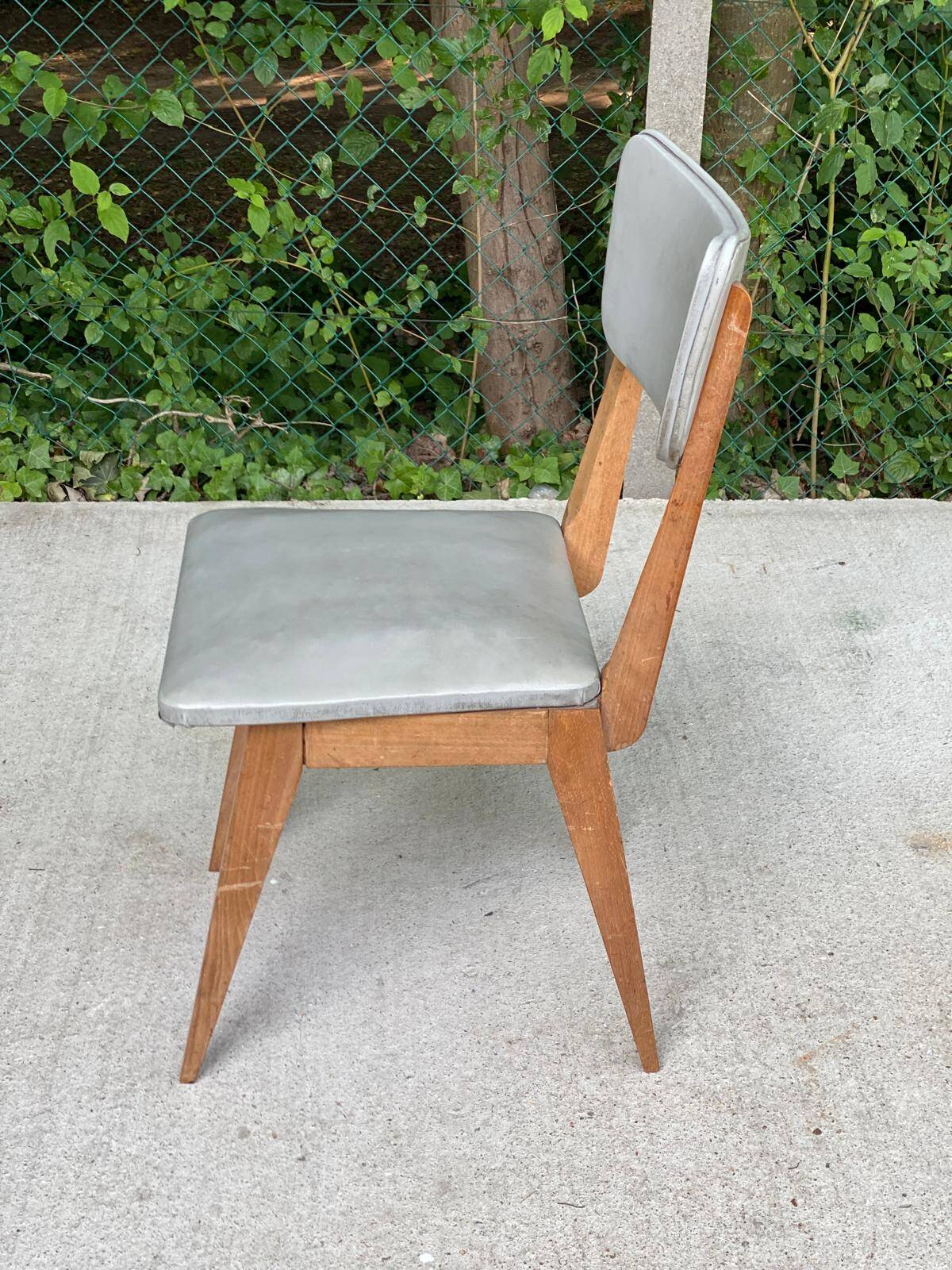 Scandinavian office chair in solid wood and gray skai leather