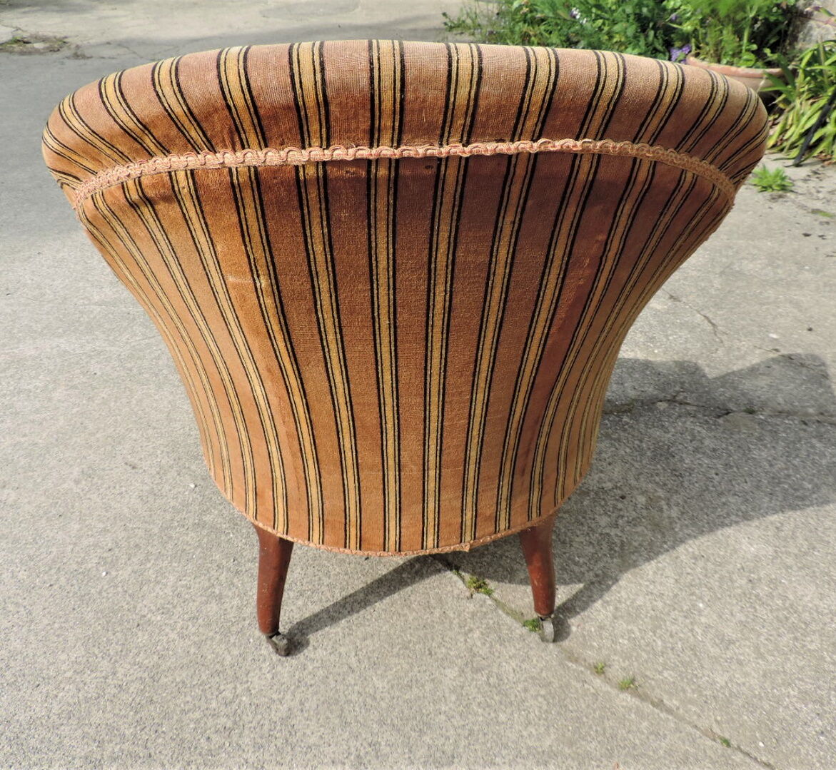 Old toad armchair