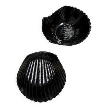 2 black shell cups