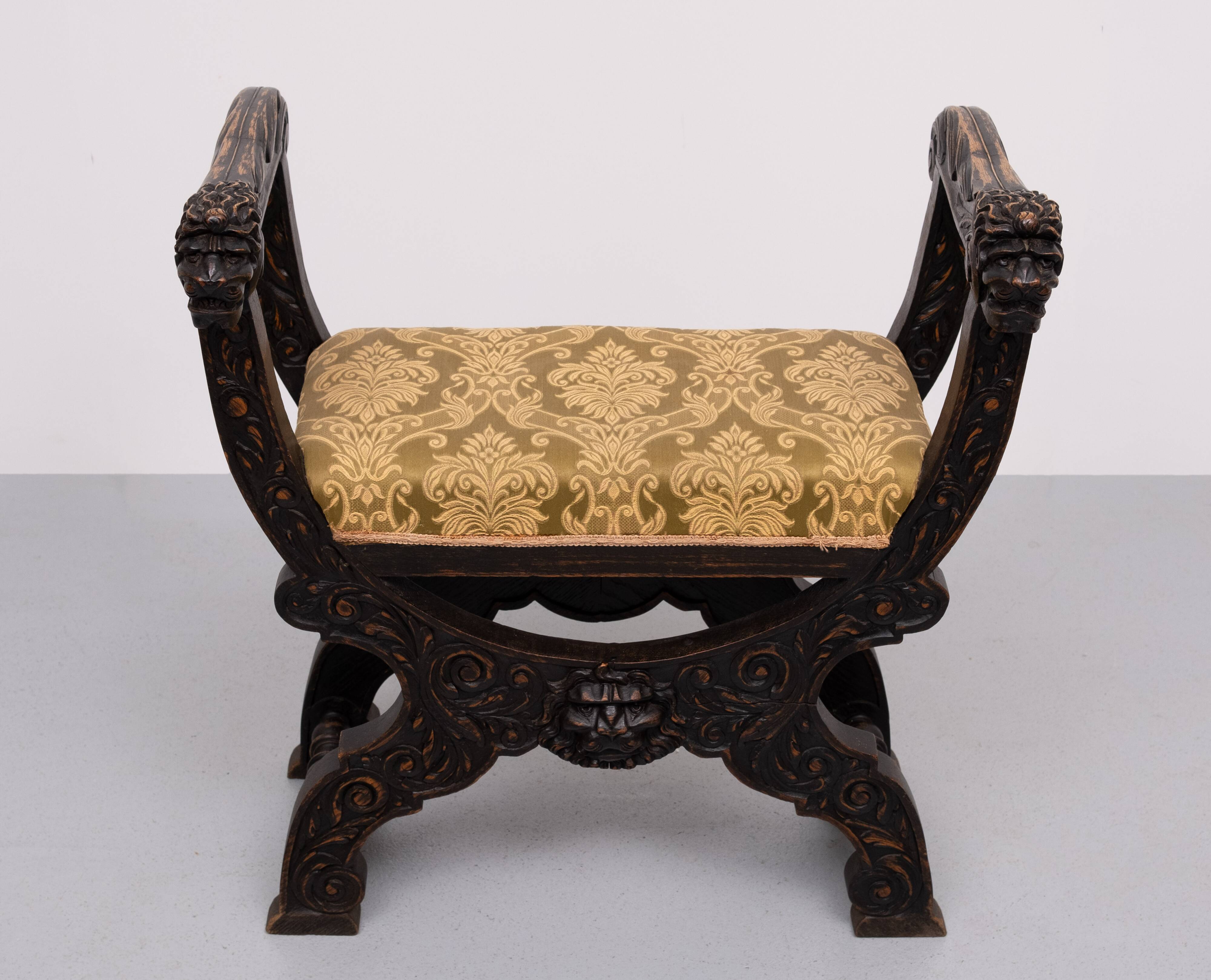 Tabouret victorien antique à décor de lions sculpté à la main, Hollande