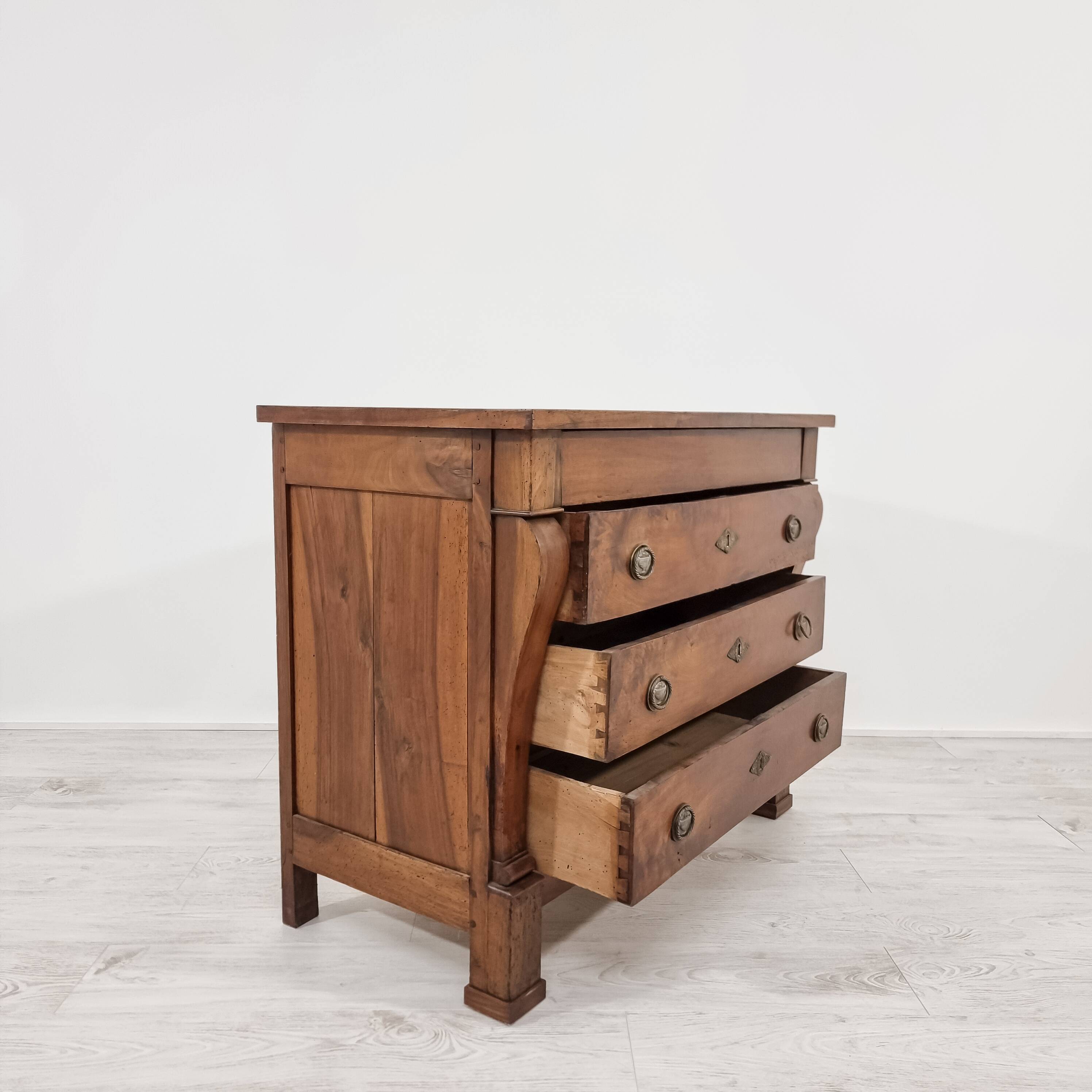 Commode en noyer style Empire
