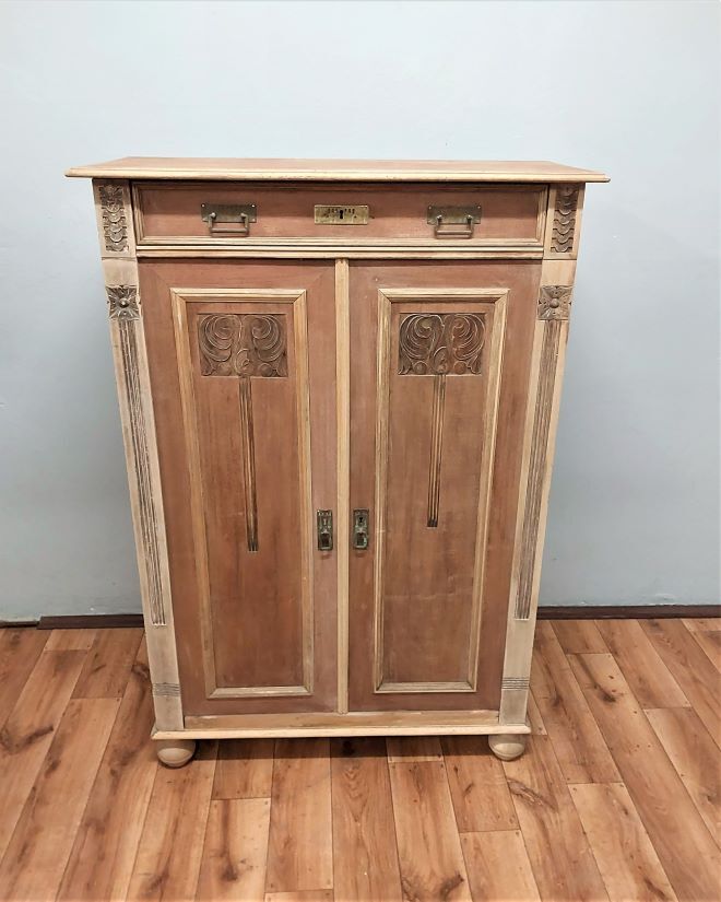 Art Nouveau chest of drawers in walnut