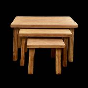 Trio de tables gigognes brutalistes en chêne massif – années 1960/70
