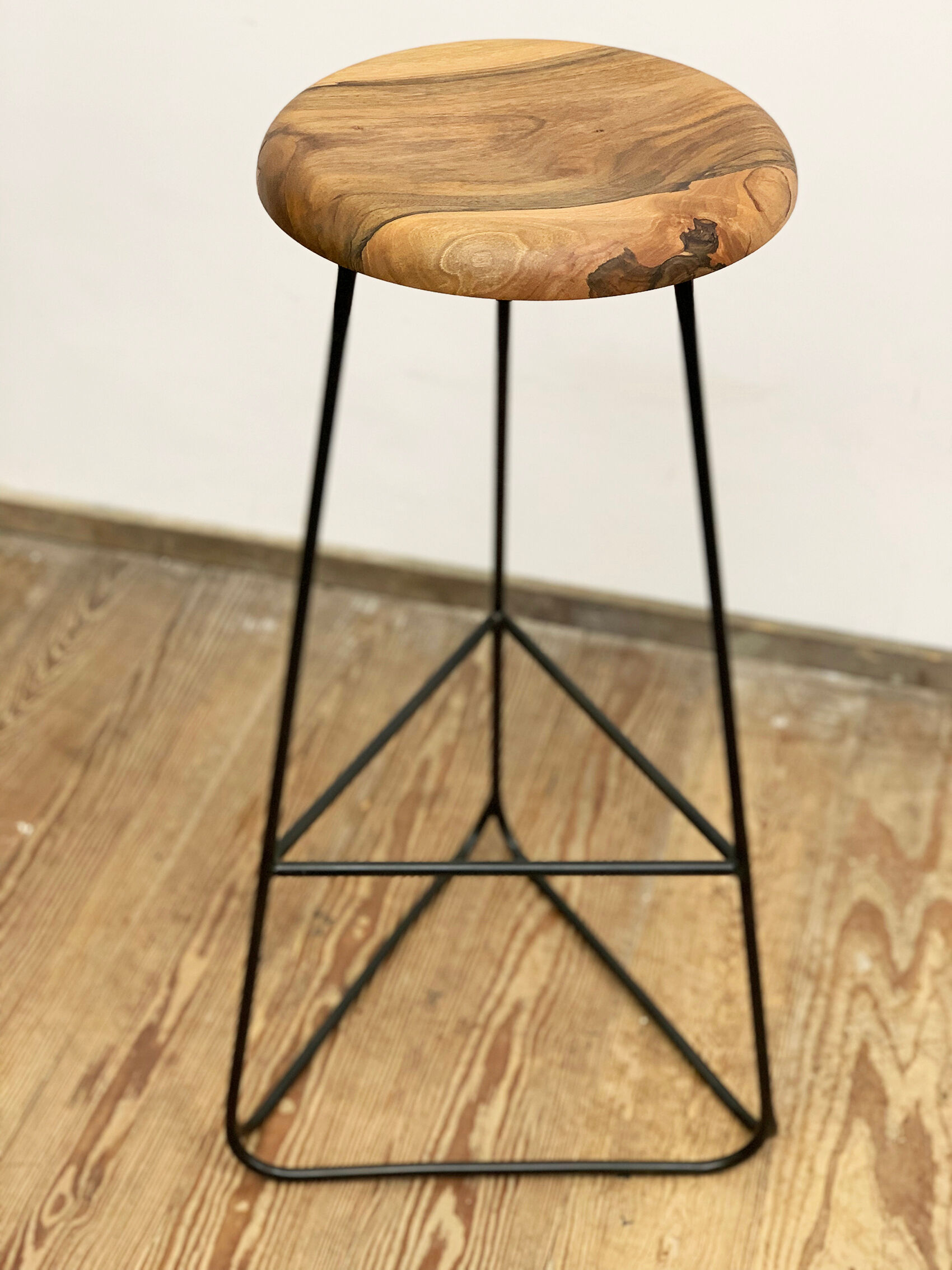Bar stool in steel and walnut