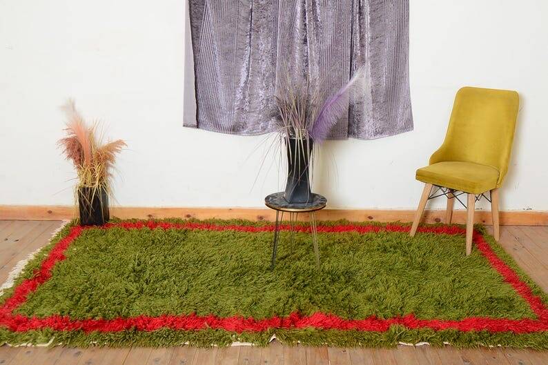 Handmade pure wool rug in green and red, size 140/260 cm.