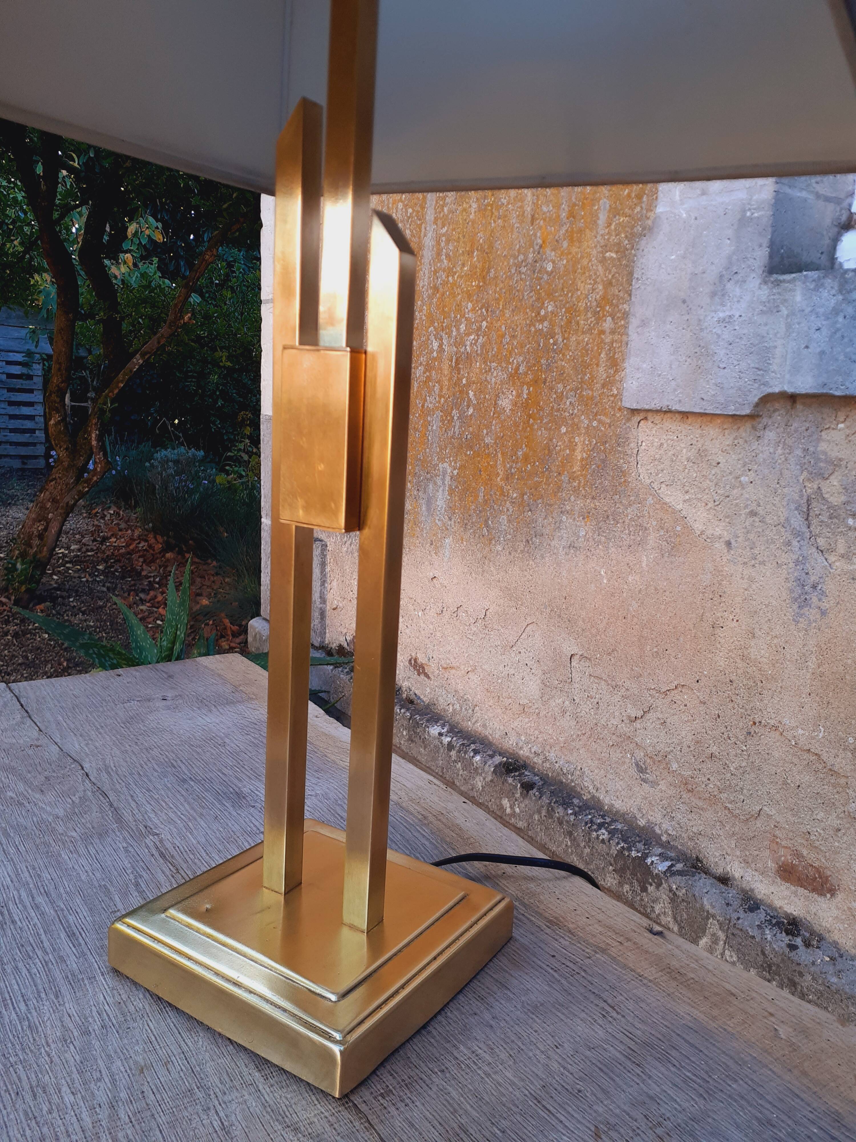 Lampe à poser dite " Gratte-ciel" en laiton année 70