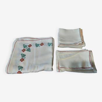 Linge vintage nappe et serviettes acrylique broderies 147 X 160 cm