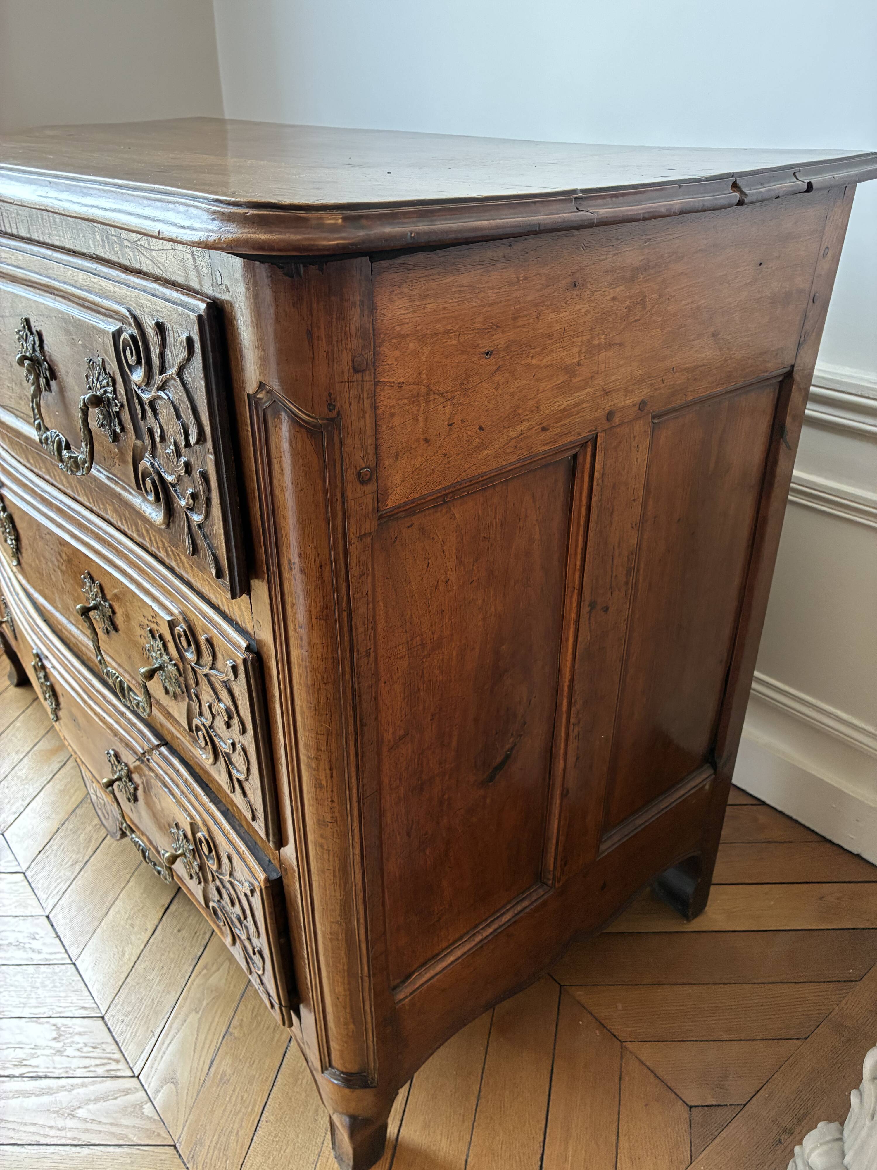 Large walnut Regency commode from the 18th century.