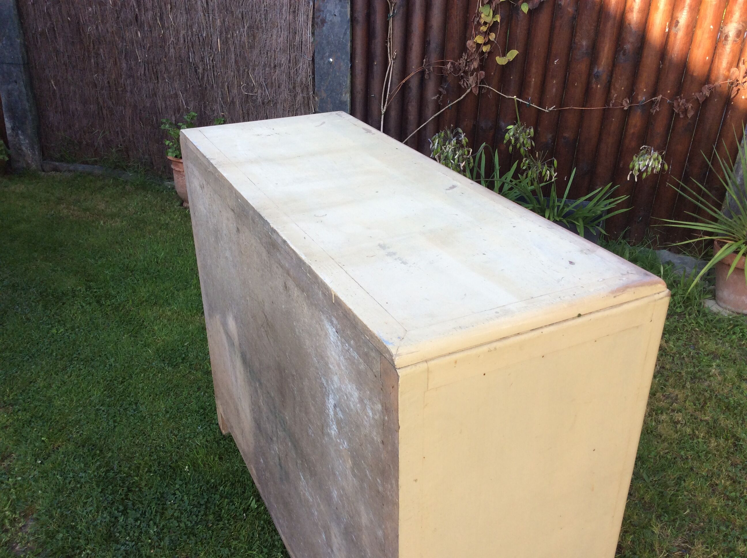 Buffet convenient vintage Mado lacquered white beige in good condition.