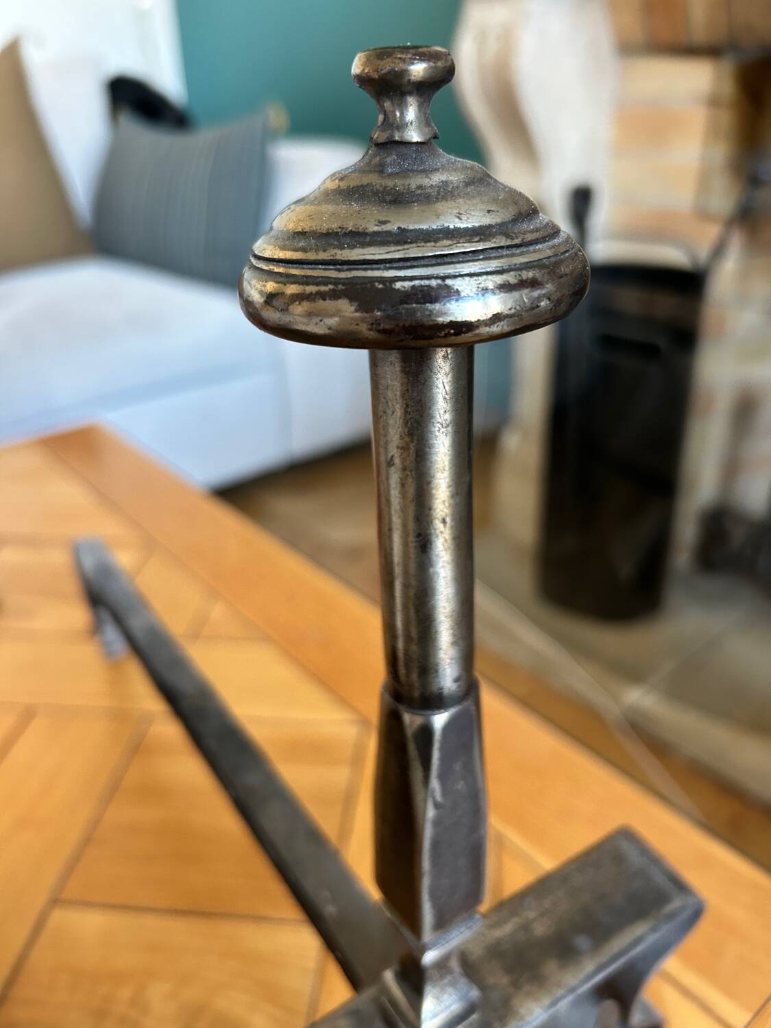 Paire de chenets Art Déco – fer forgé et acier poli, années 1930