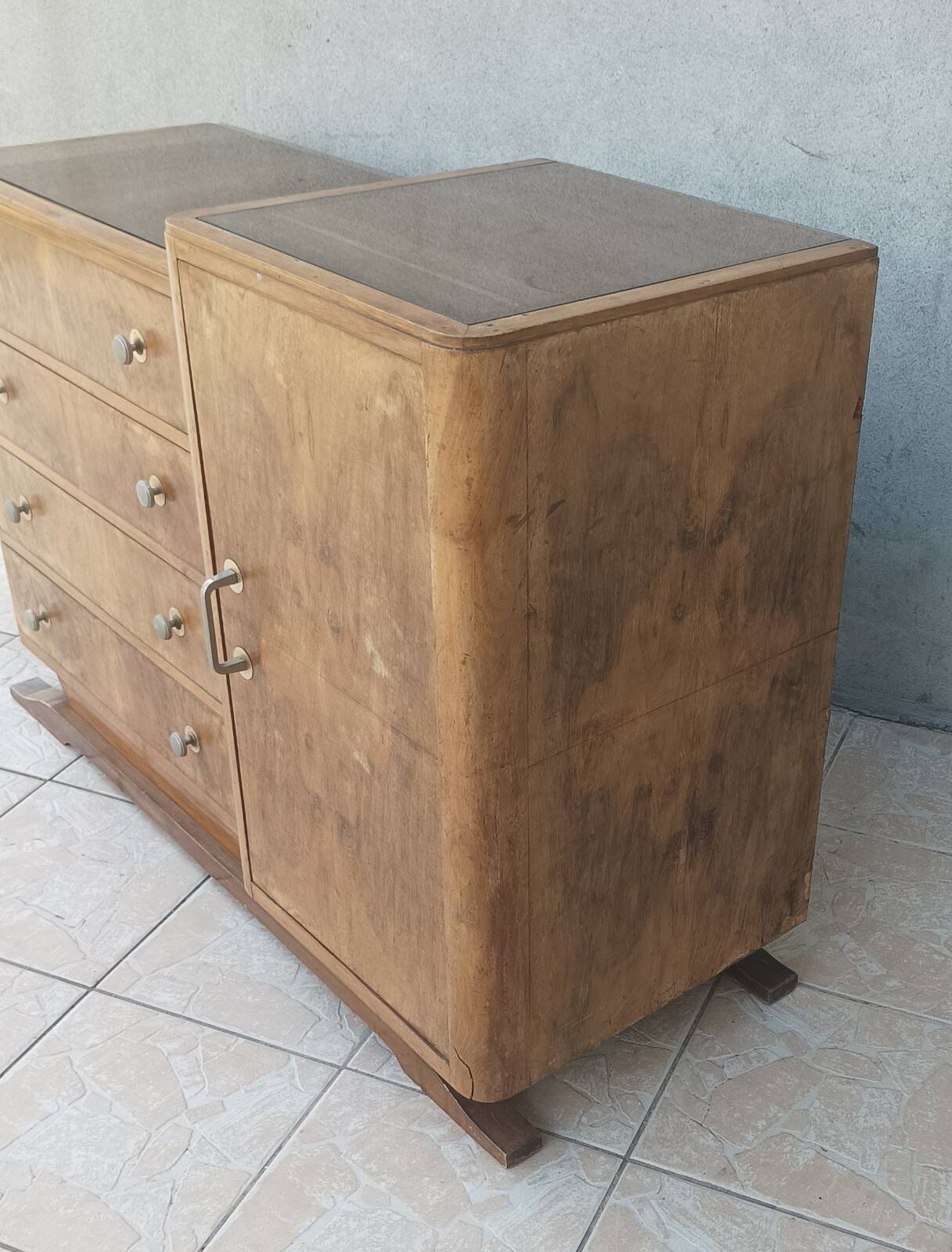 Art Deco buffet bar in walnut burl.