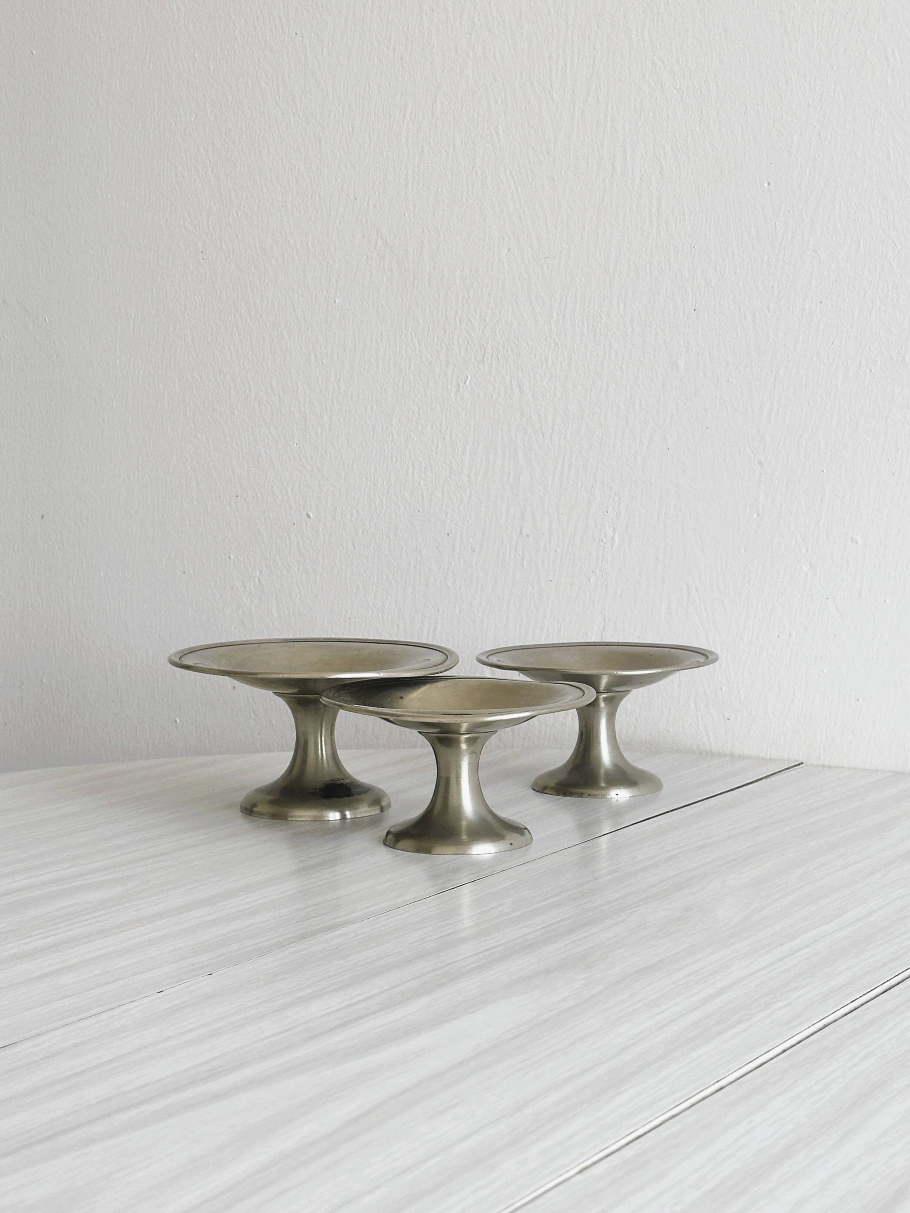 3 plats sur pied en métal