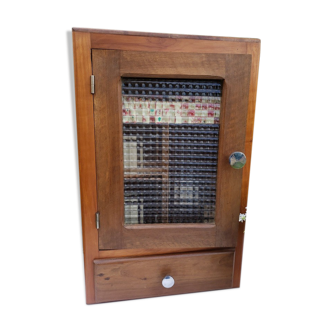 Armoire à pharmacie