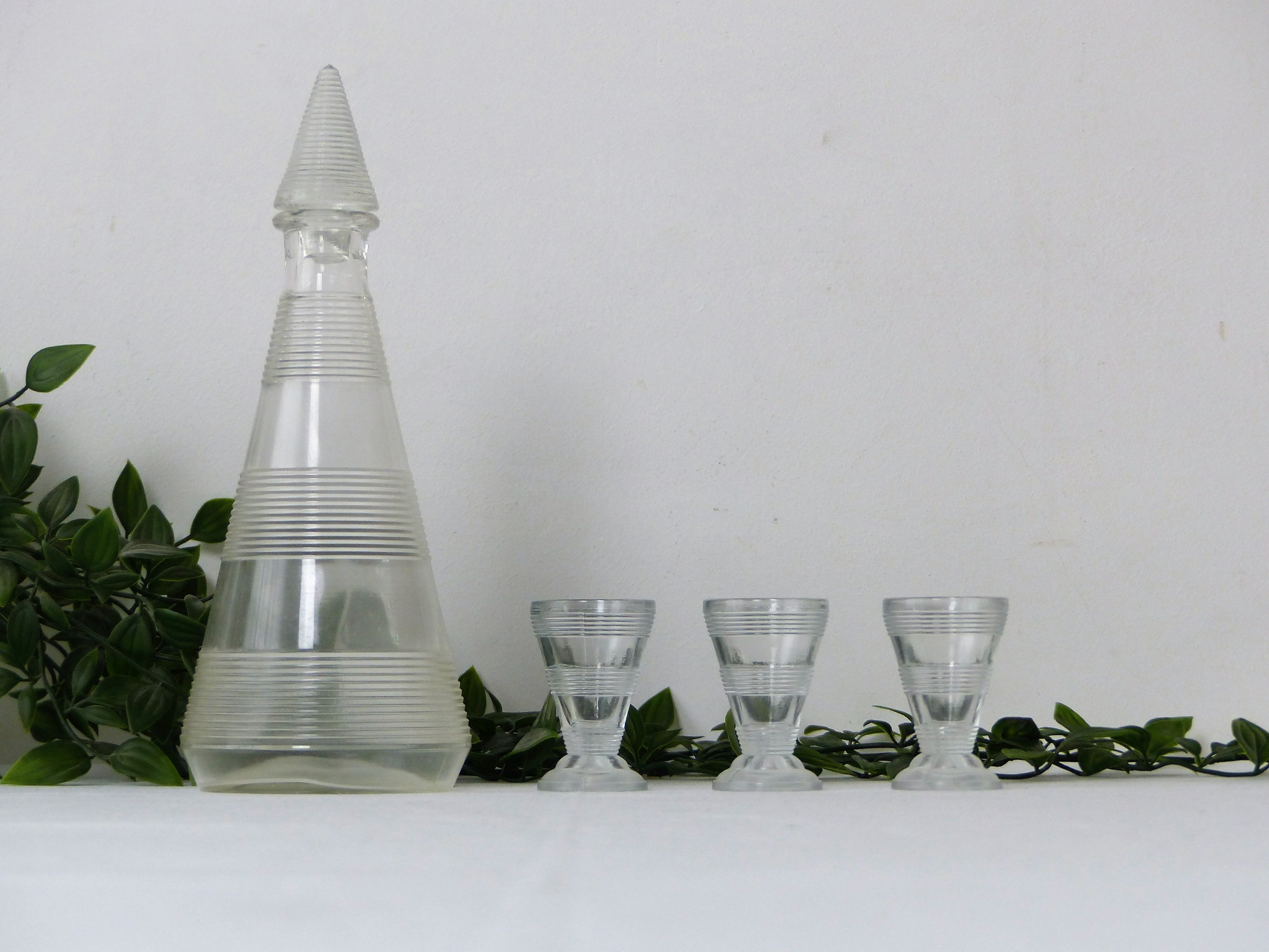 Carafe and its 3 glasses