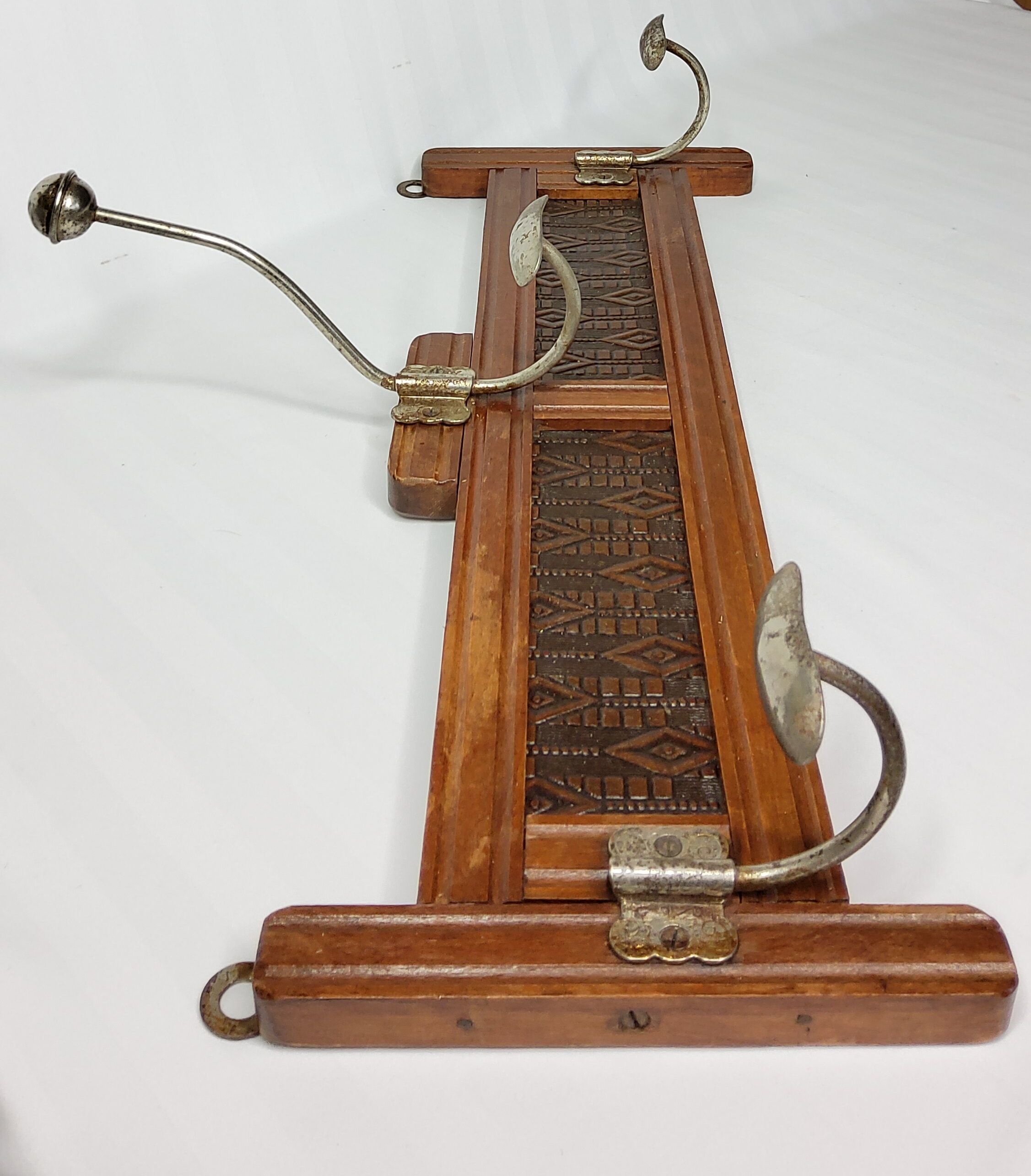 Portemanteau 1900 en métal et bois estampillé Innova, 3 patères