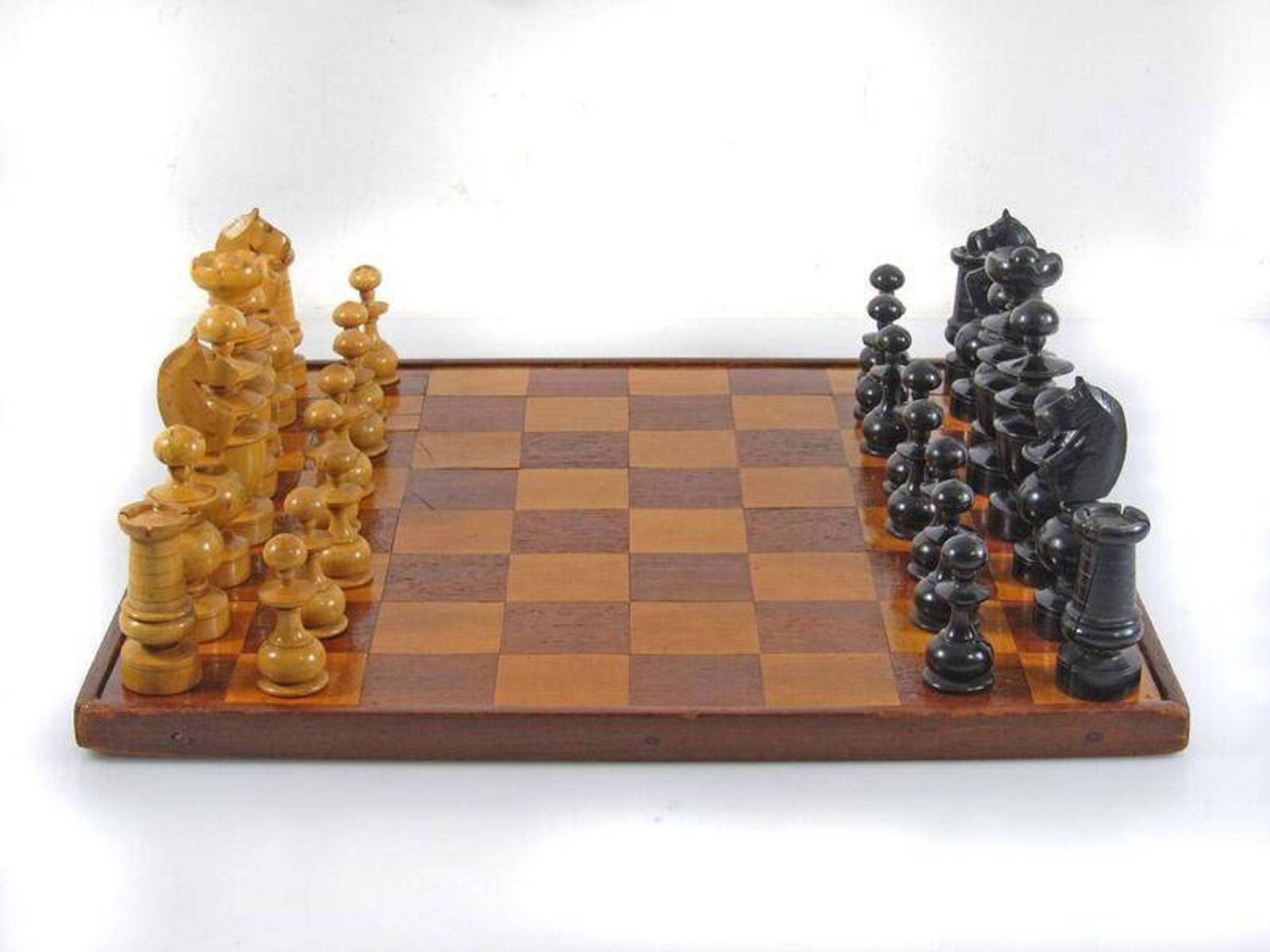 Ensemble d'échecs en bois ancien et plateau
