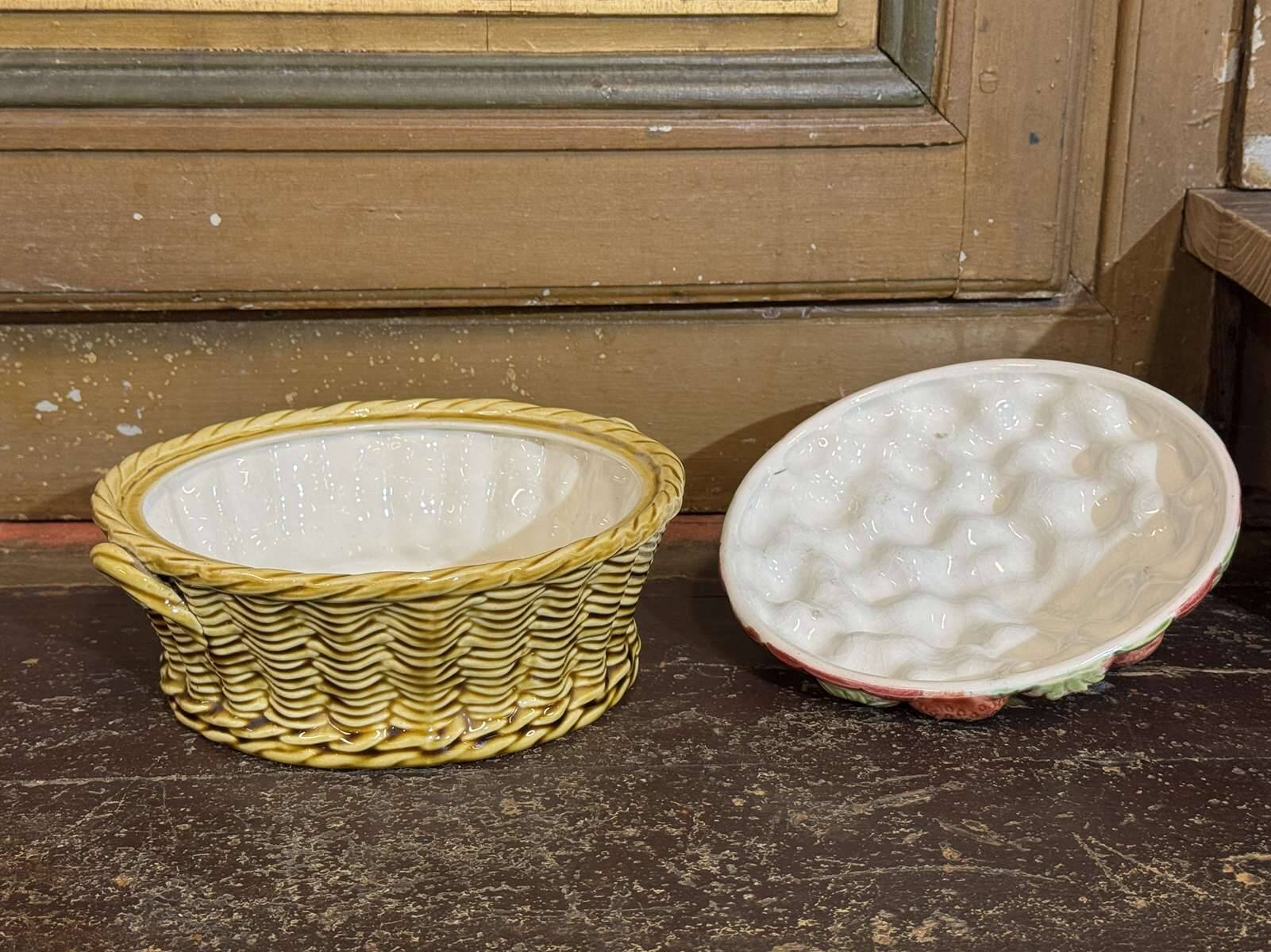 Strawberry basket in Sarreguemines slipware from the 1930s.