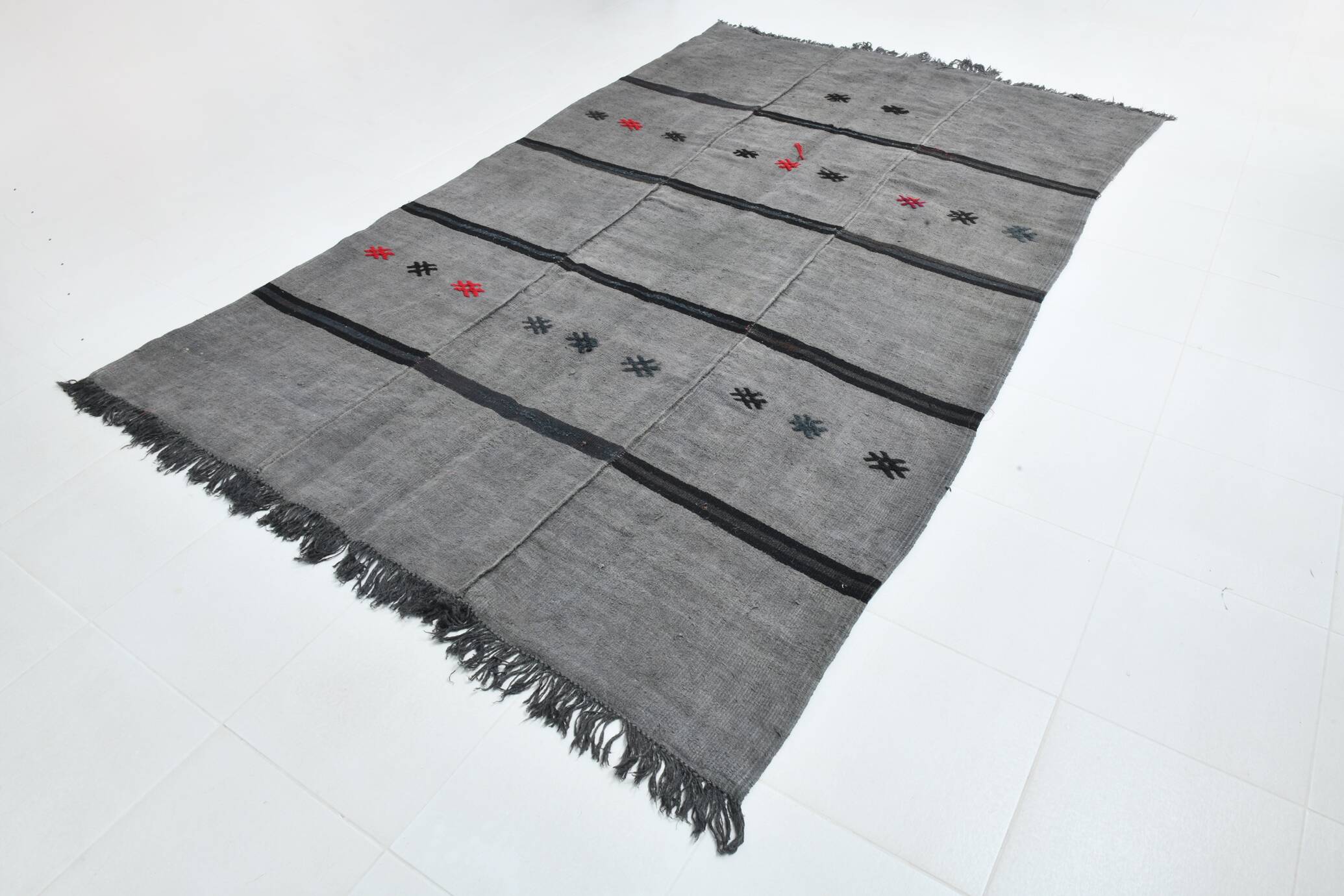 Tapis kilim turc gris et noir de style moderne du milieu du siècle, 190 x 306 cm