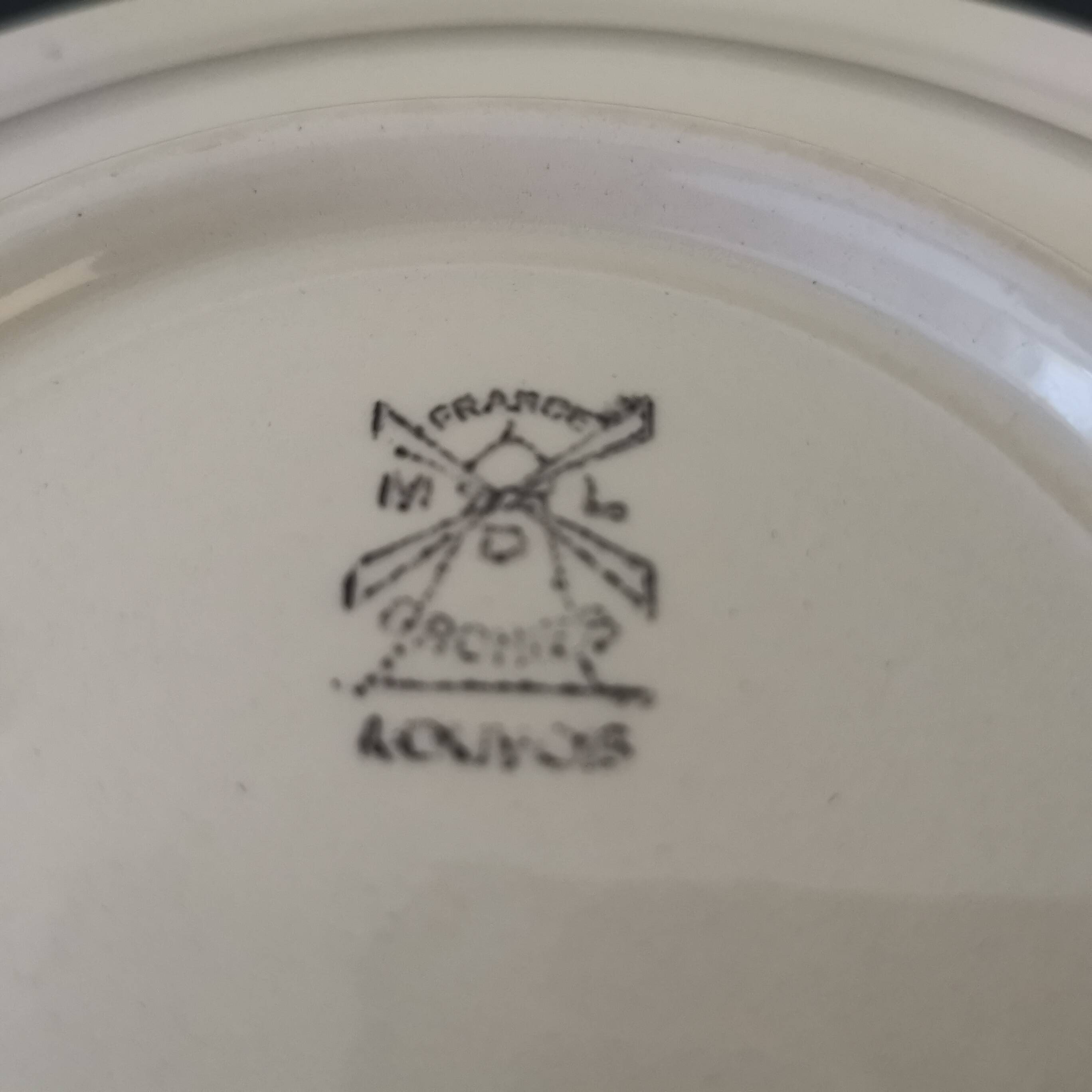 Round dish on shower stand model Louvois, Moulin des Loups Orchies 1950s