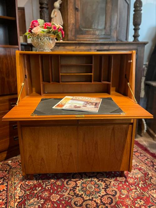 Bureau en teck MCM des années 1960