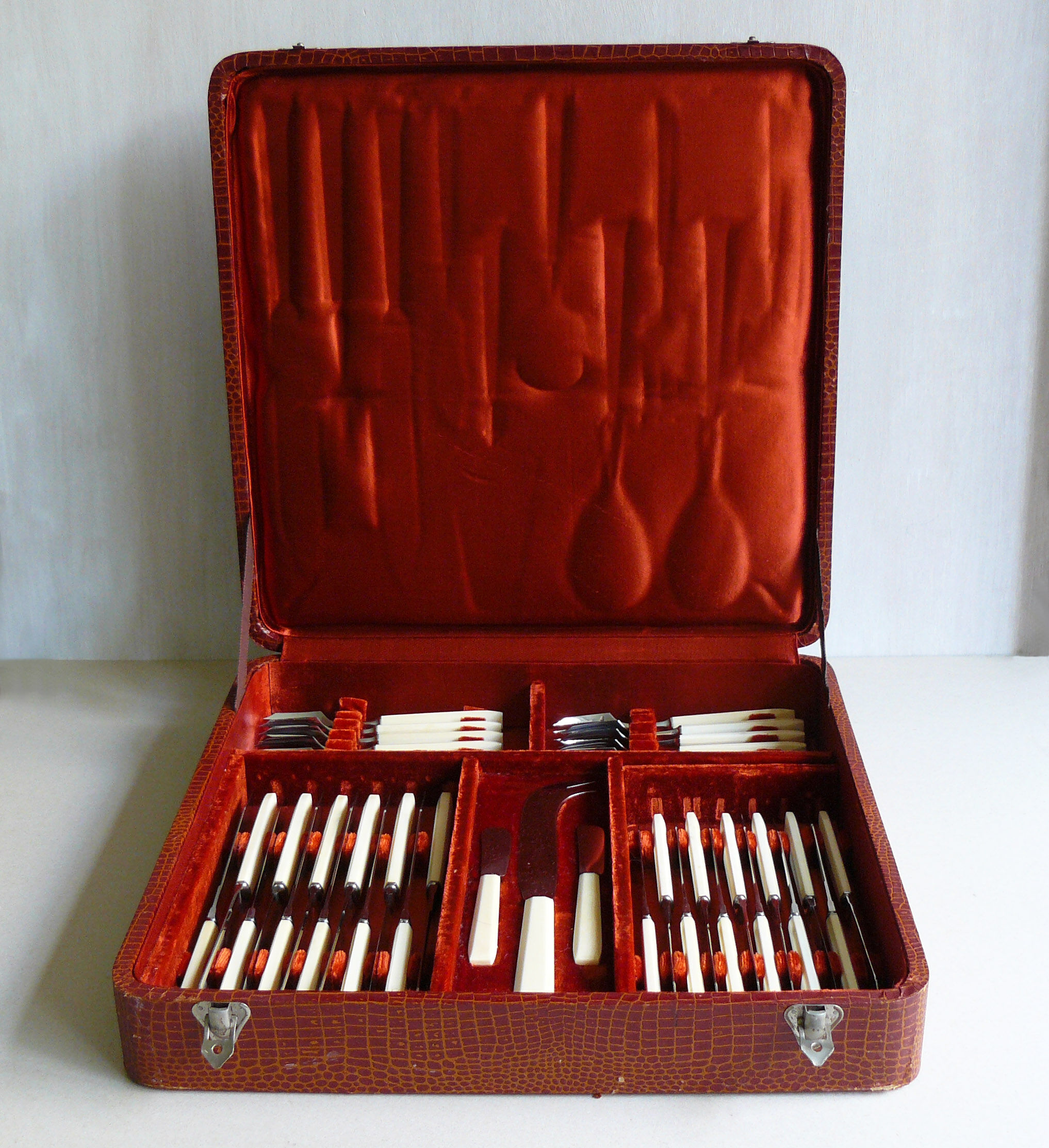 Housewife of Bakelite knives and service cutlery
