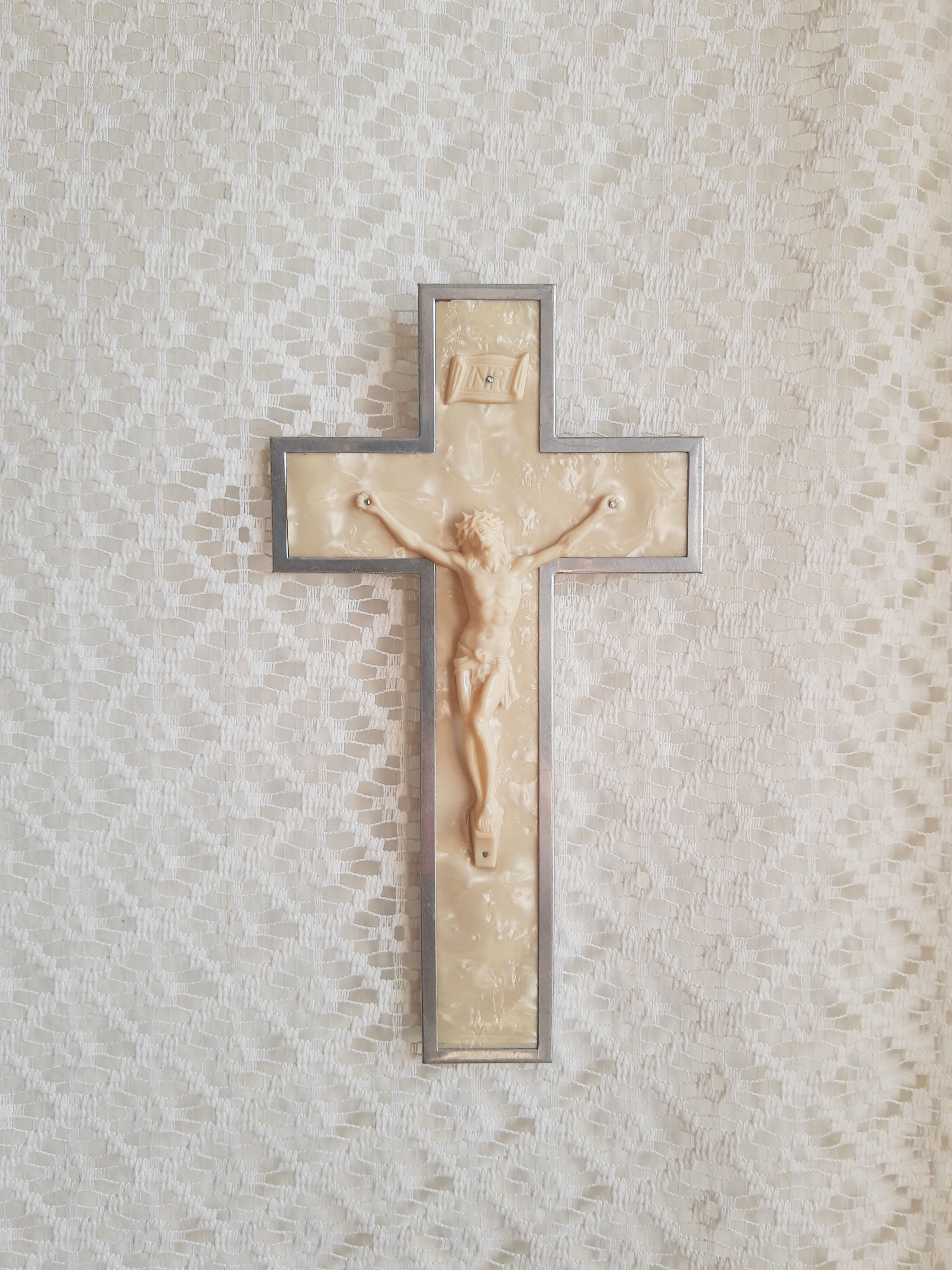 Crucifix en aluminium vintage