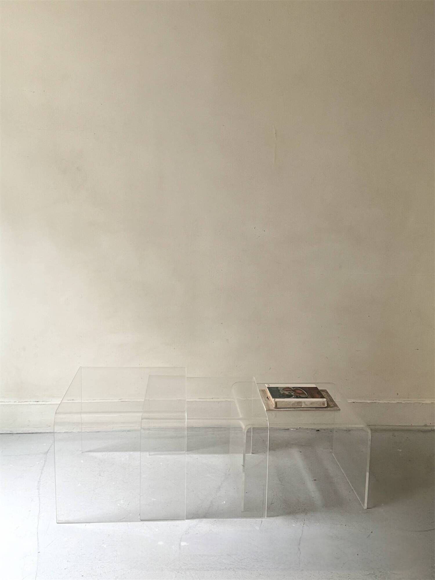 Table basse gigogne modulable en plexiglas, D. Lange Marais Les invisibles