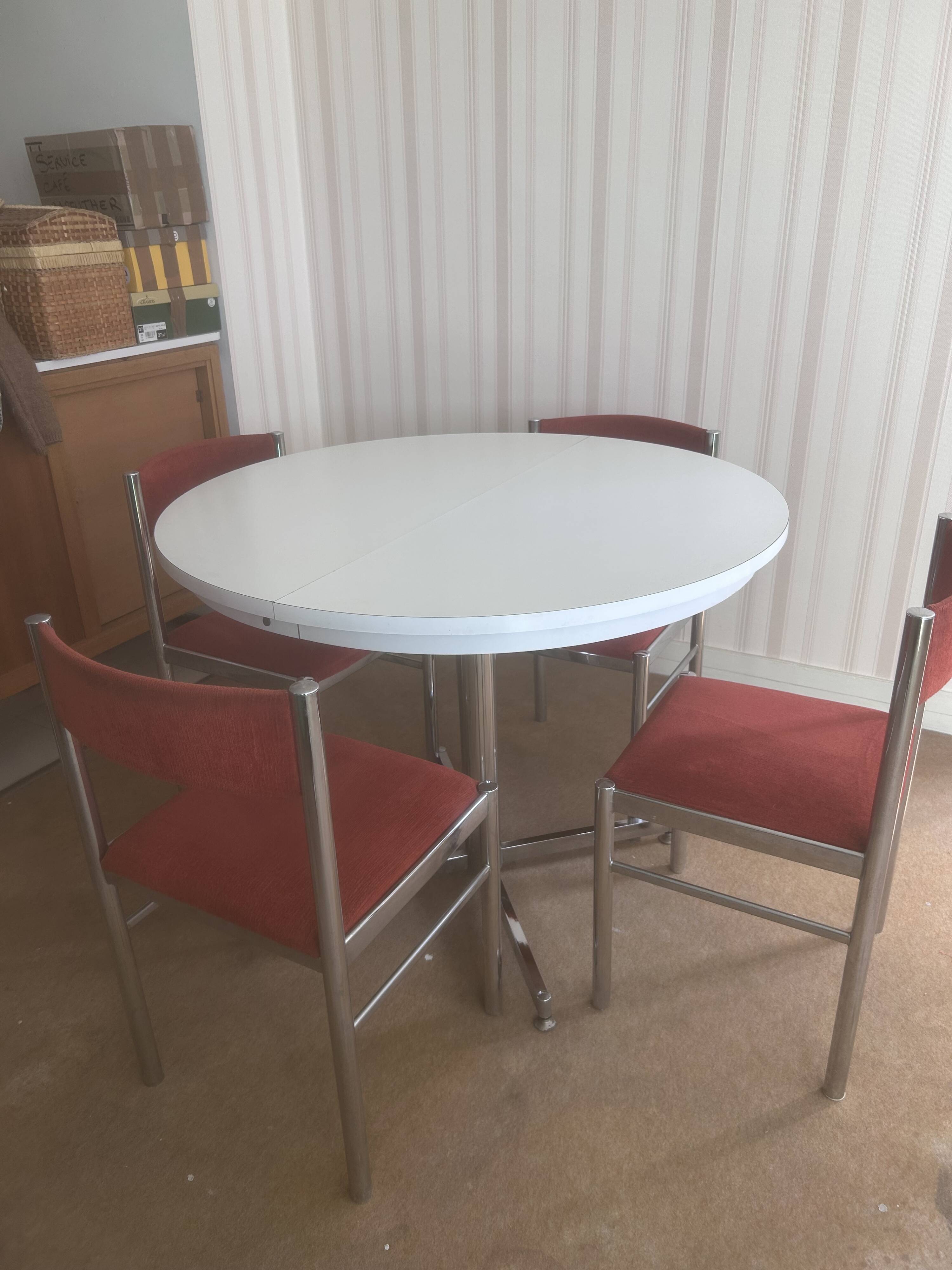 Vintage 1970s table and 4 chairs set.