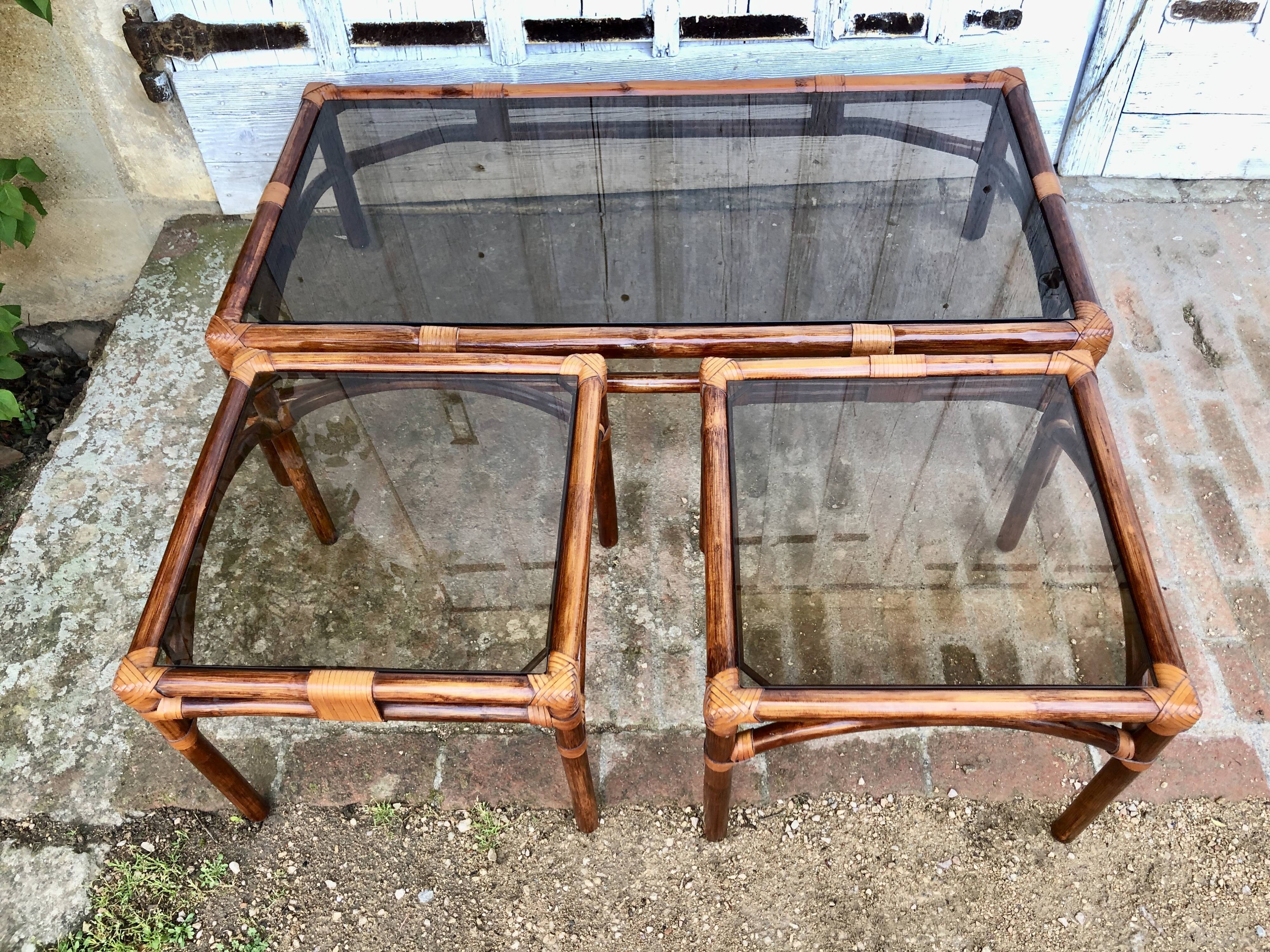 Table basse maugrion bambou, verre et cuir