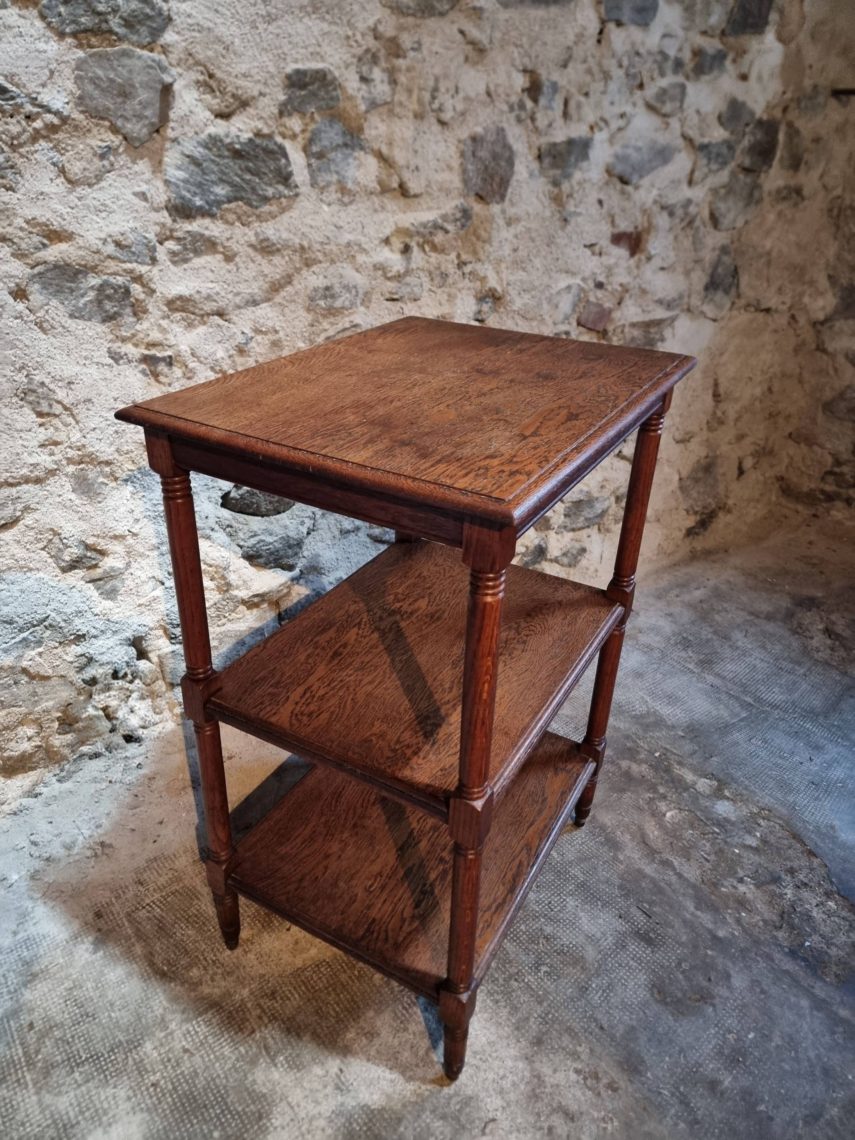 Vintage 1920s side table – Three-tiered shelf in French oak with turned legs.