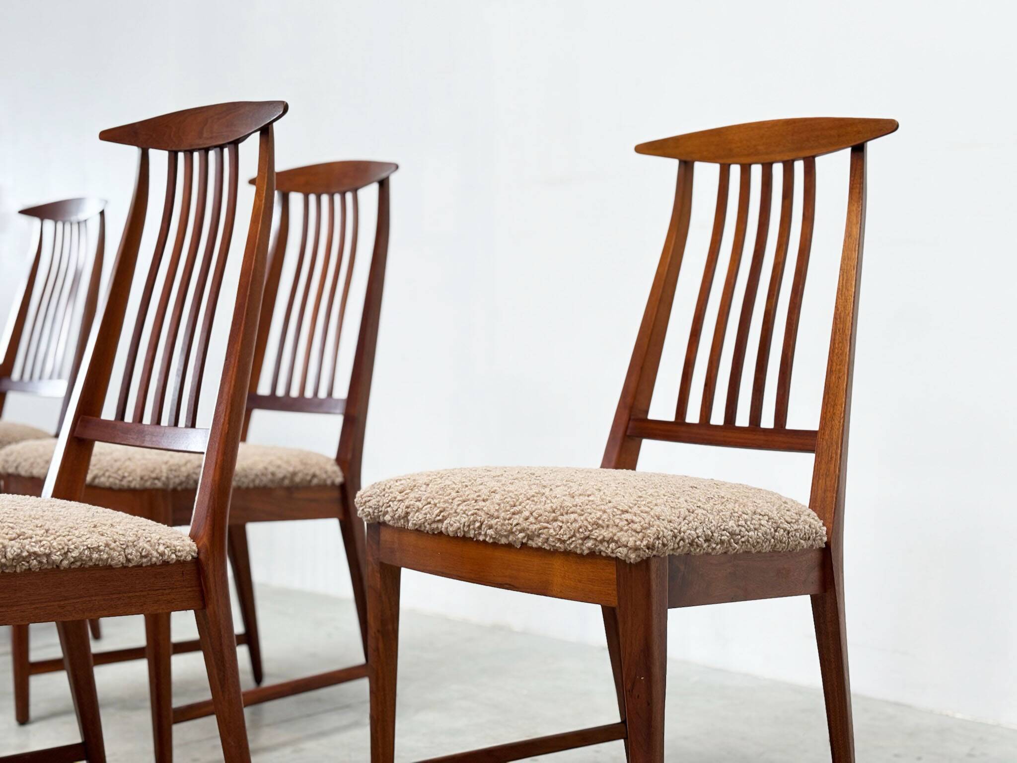 Set of six elegant Italian dining chairs