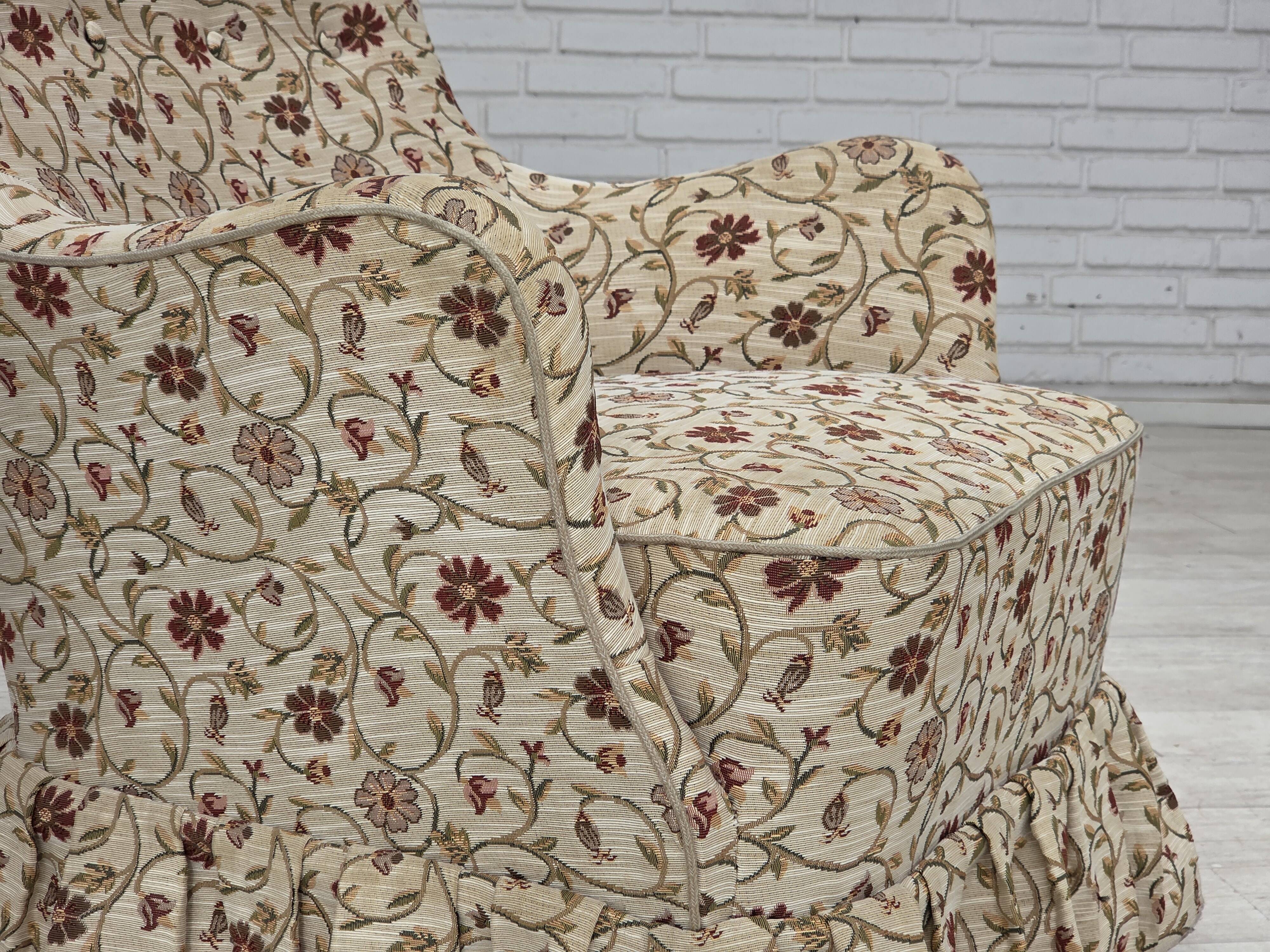 Fauteuil danois des années 1970, tissu jacquard, pieds en bois d'orme.