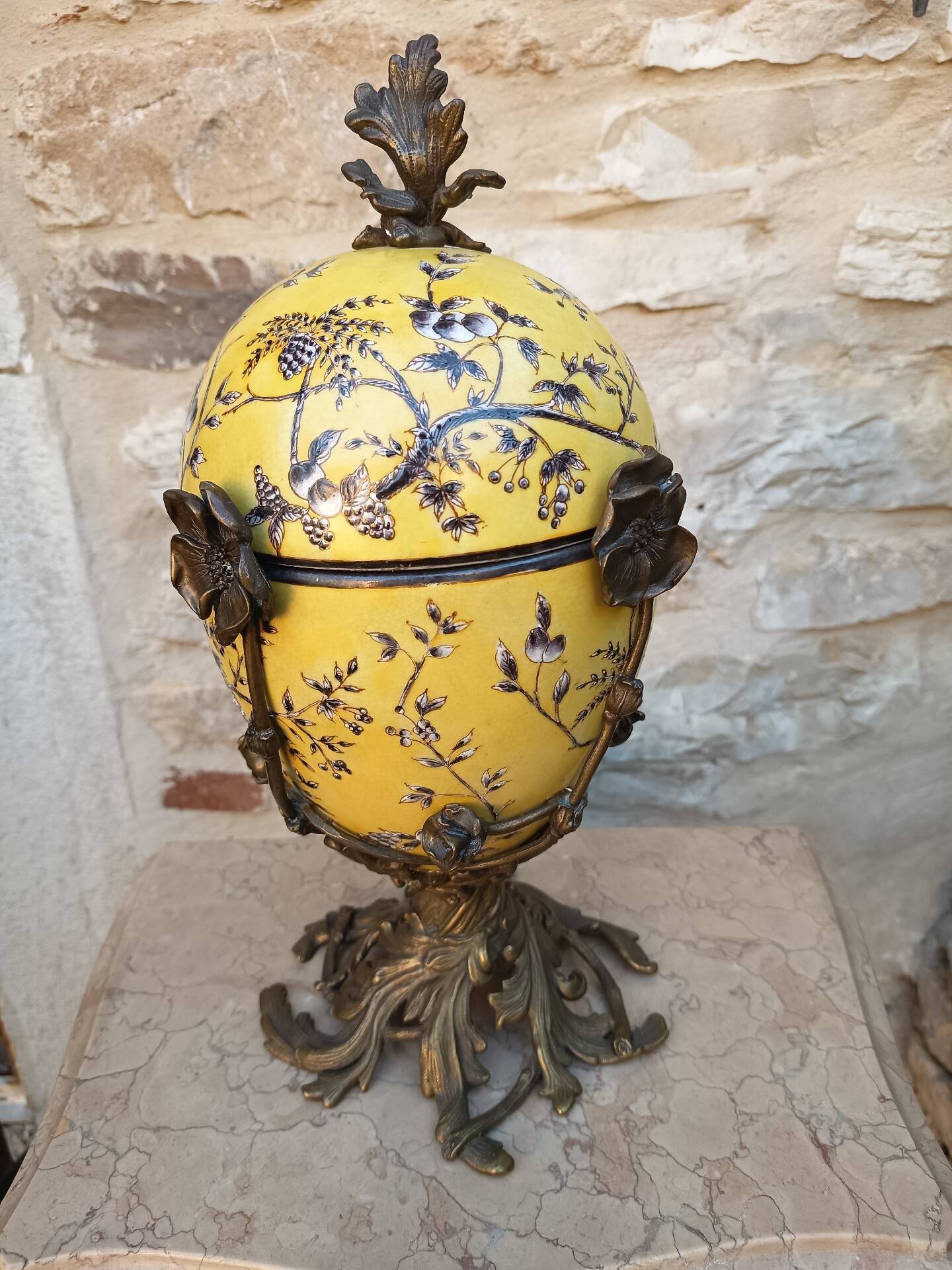 Large covered box in yellow earthenware with polychrome enamels and brass from the 20th century.