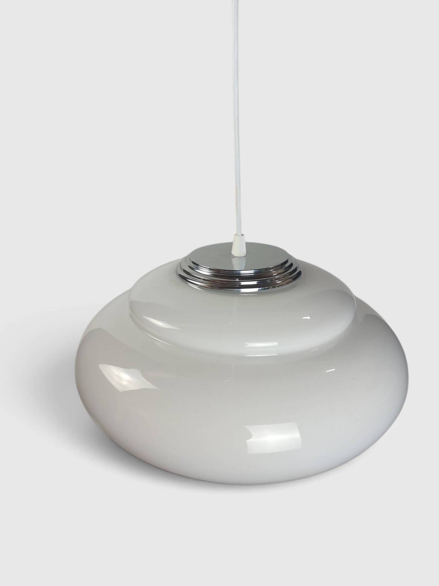 Suspension UFO in white opal with steps and chrome metal
