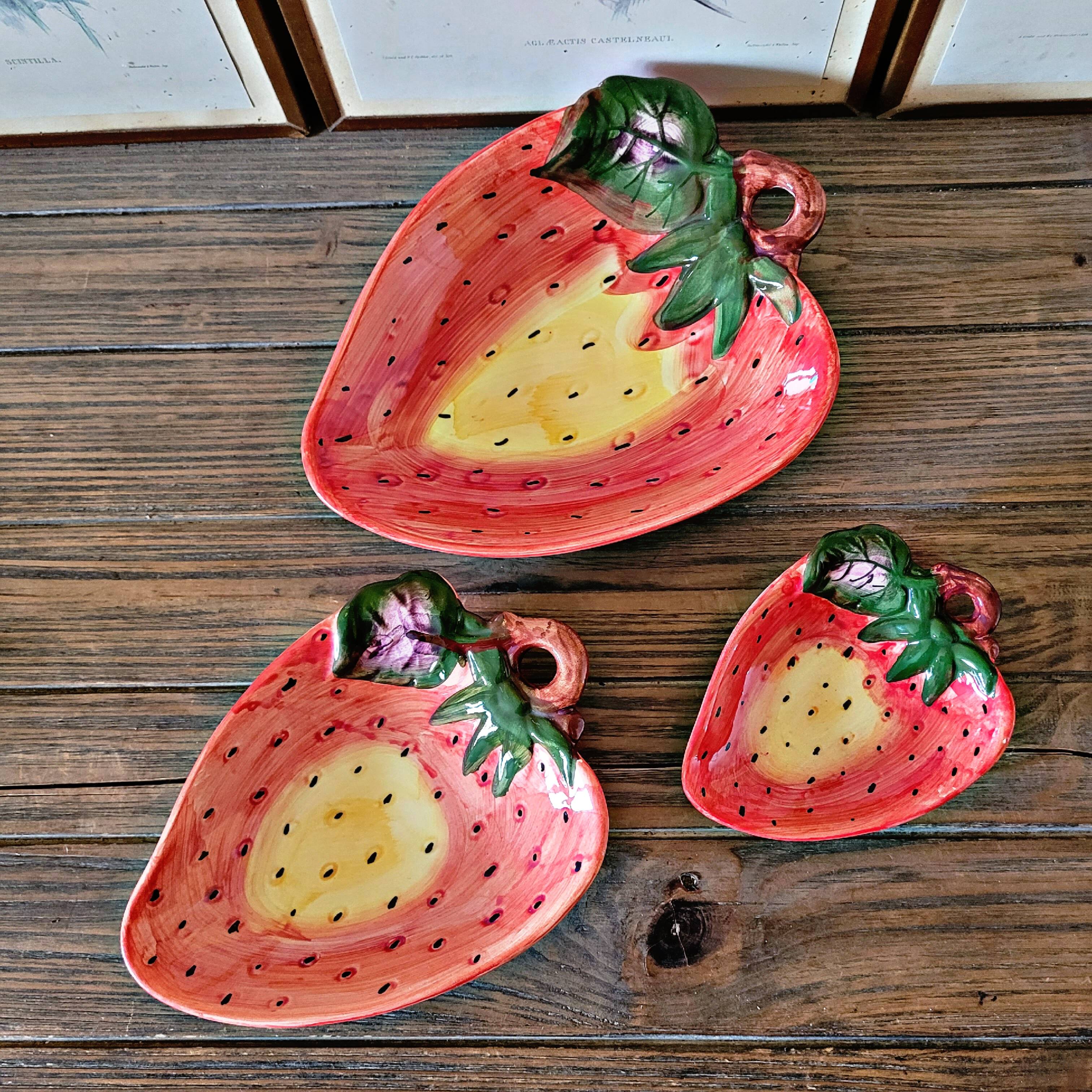 Coupelles, plats en barbotine fraise sur pieds