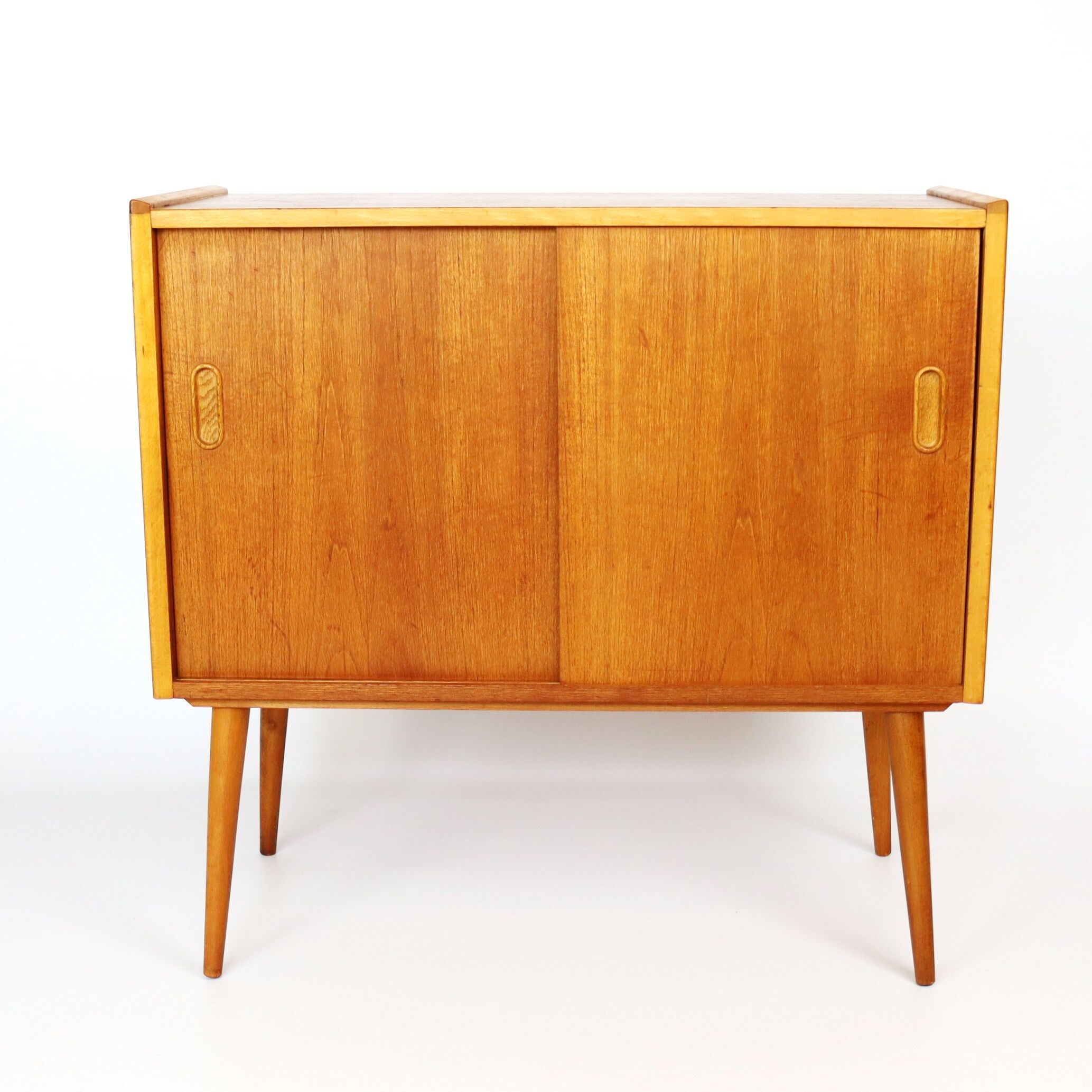 Buffet in teak feet compass