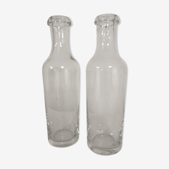 Duo de bouteilles en verre anciennes