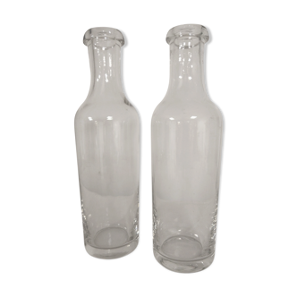 Duo de bouteilles en verre anciennes