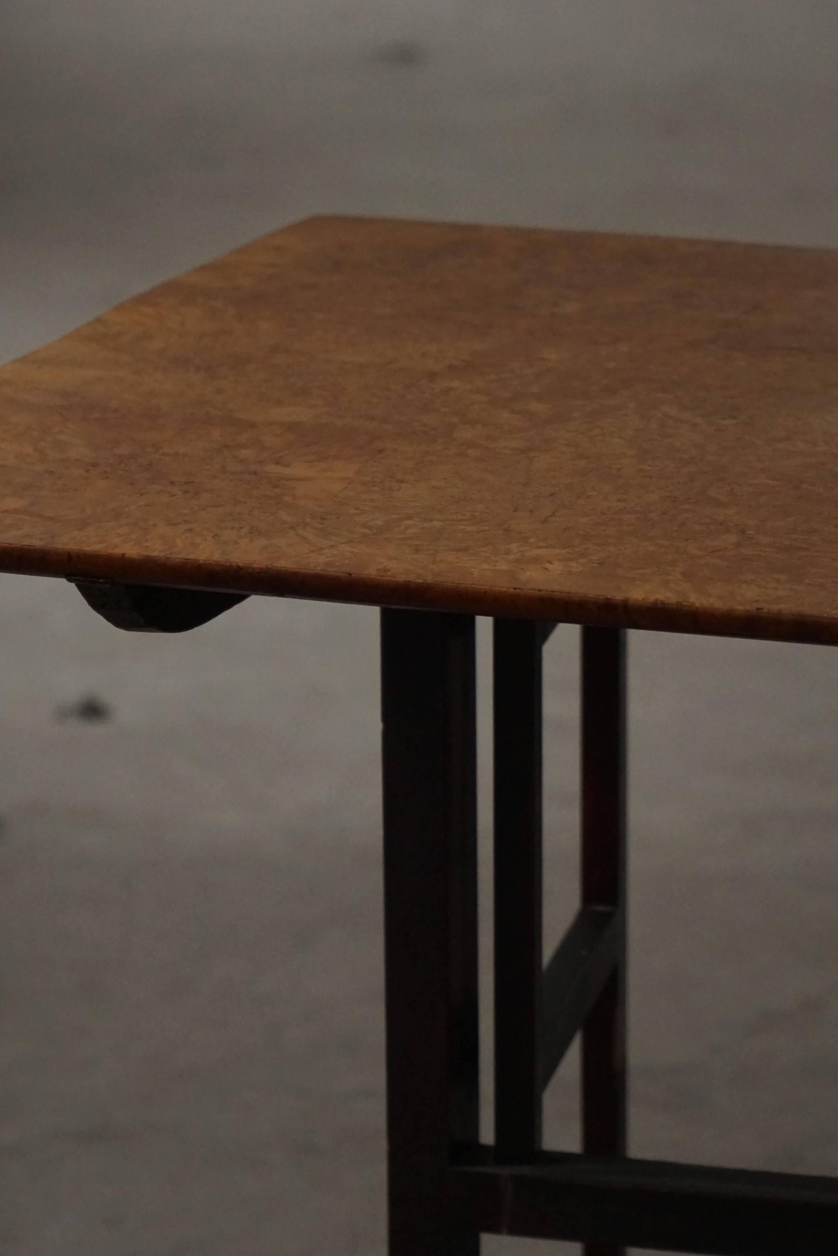 Antique Swedish table with a tilting top from the early 19th century in birch, 1800-1850s.