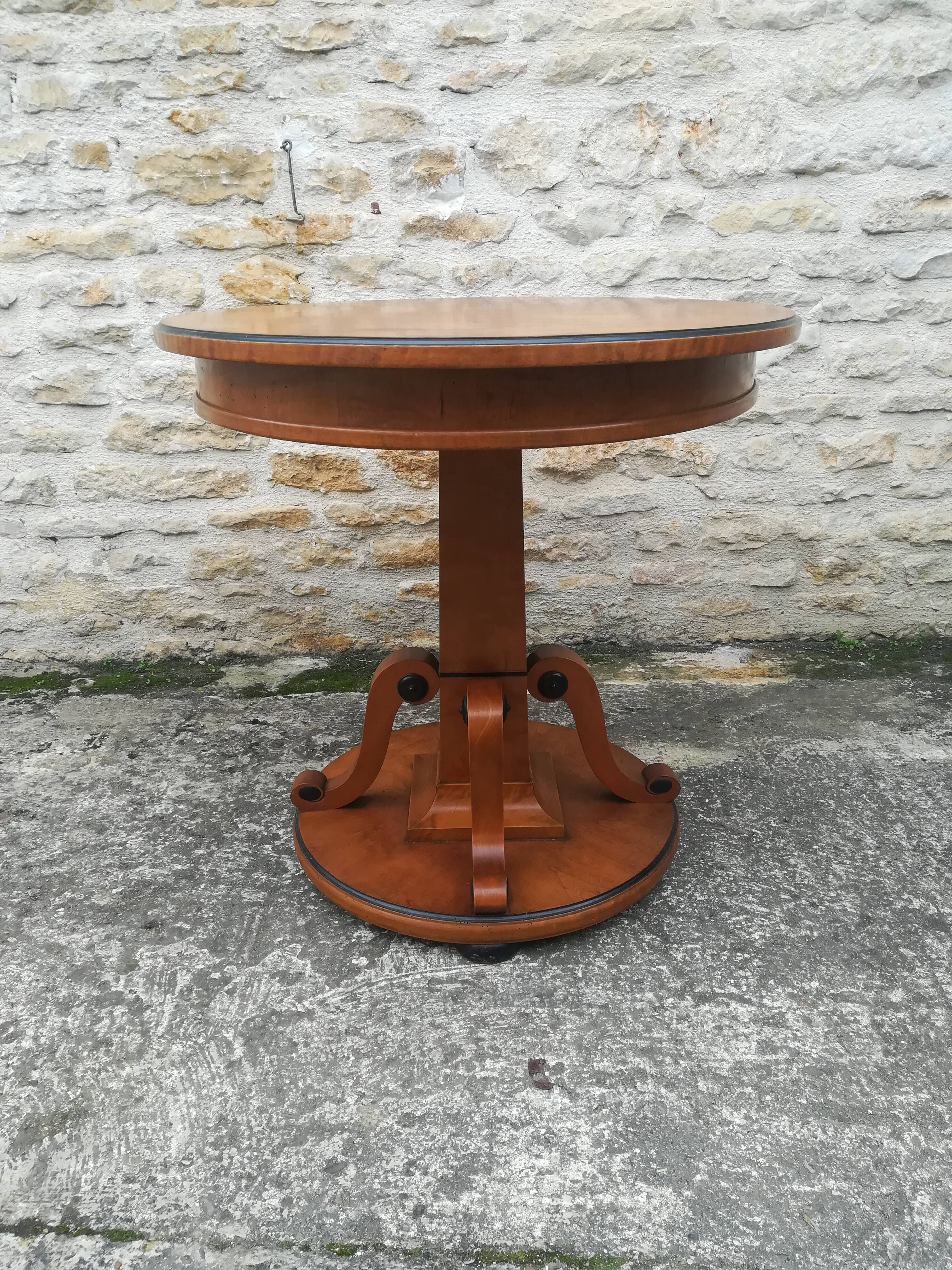 Oval pedestal table