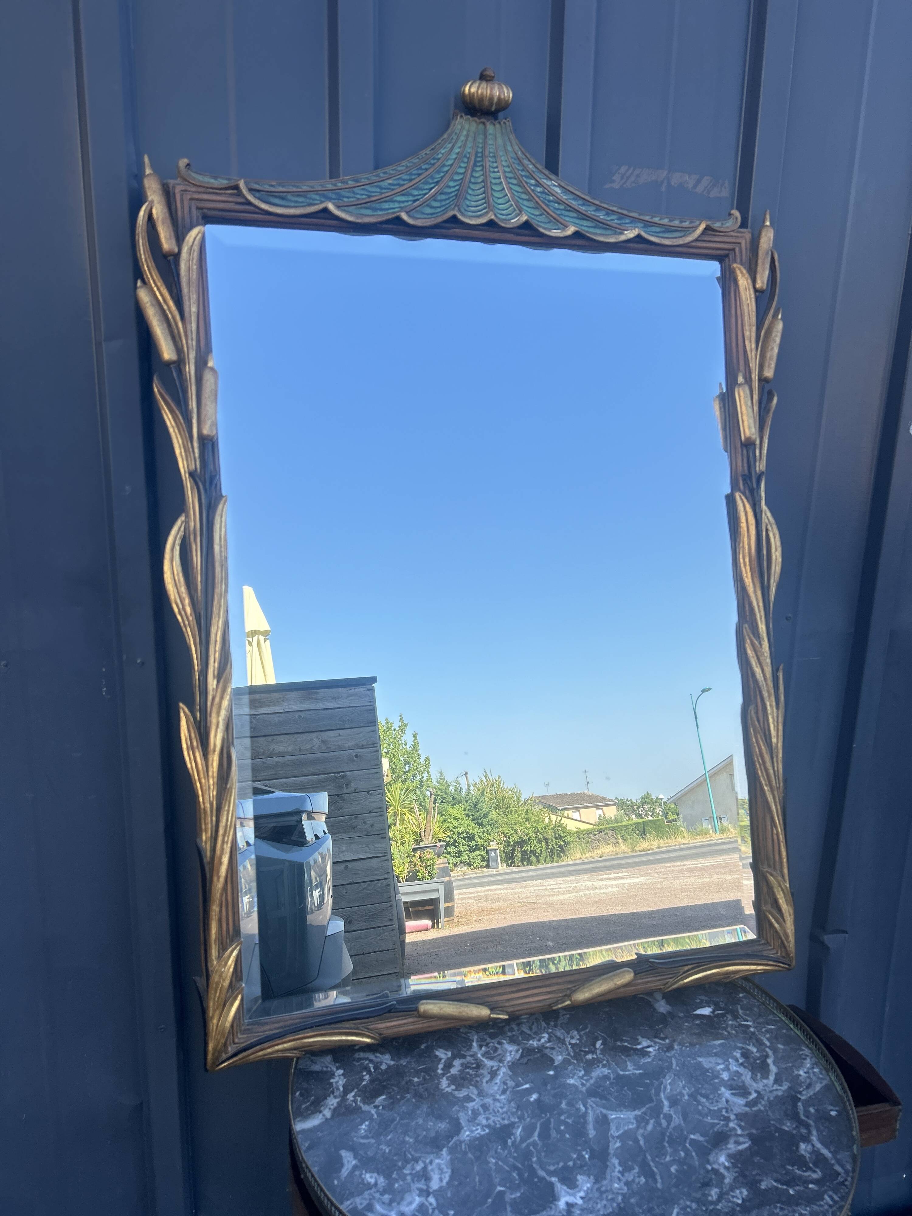 Miroir en bois sculpté aux joncs et à la pagode