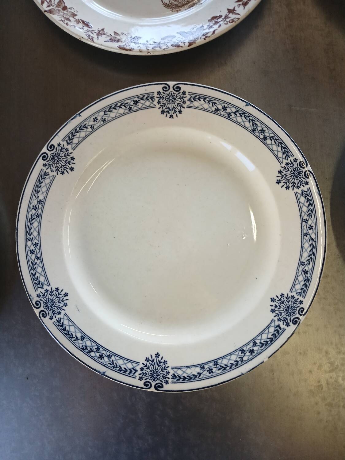 14 mismatched flat plates Terre de fer