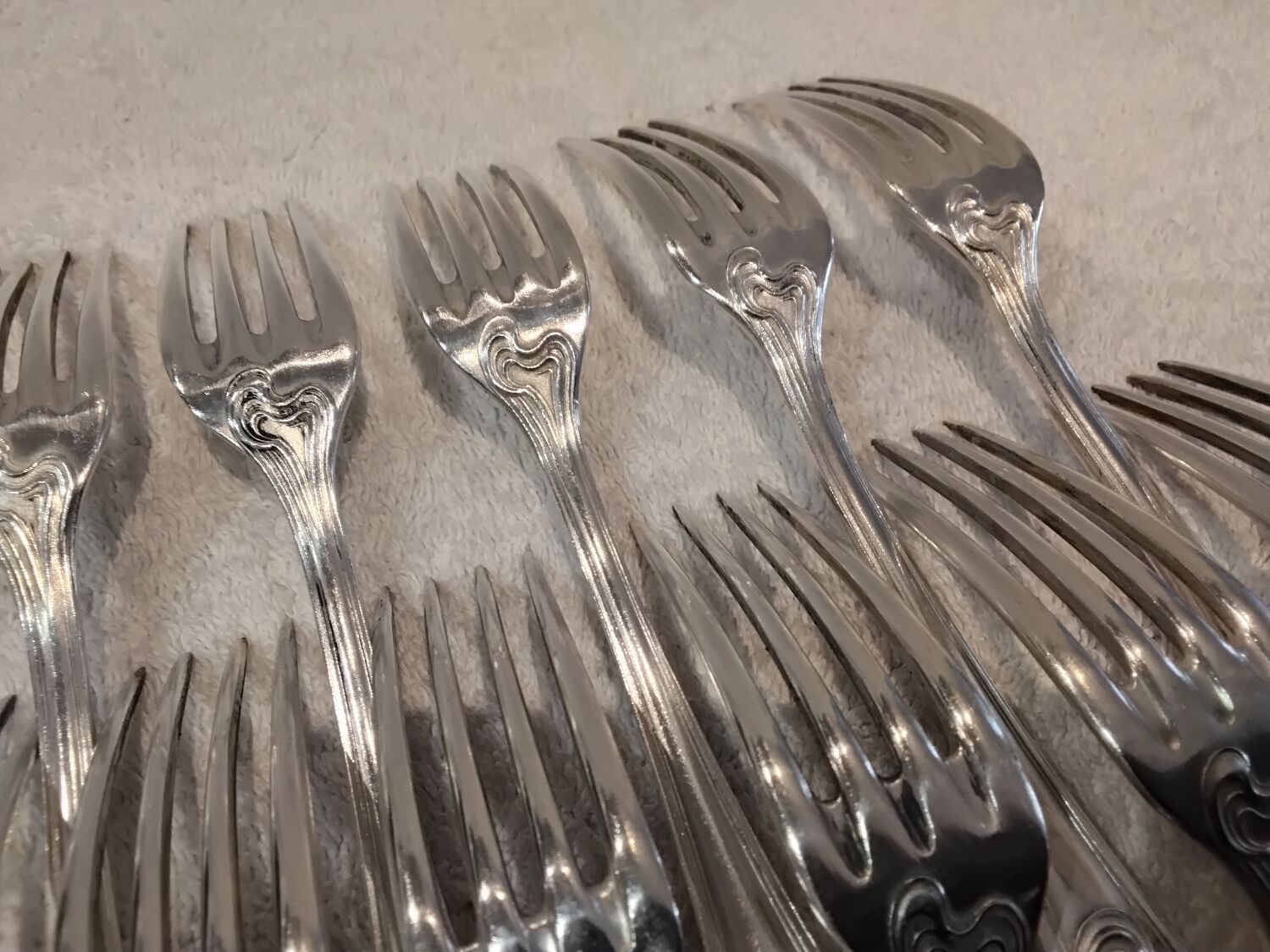 12 silver-plated metal table forks by Ercuis silversmiths, Mousseline pattern